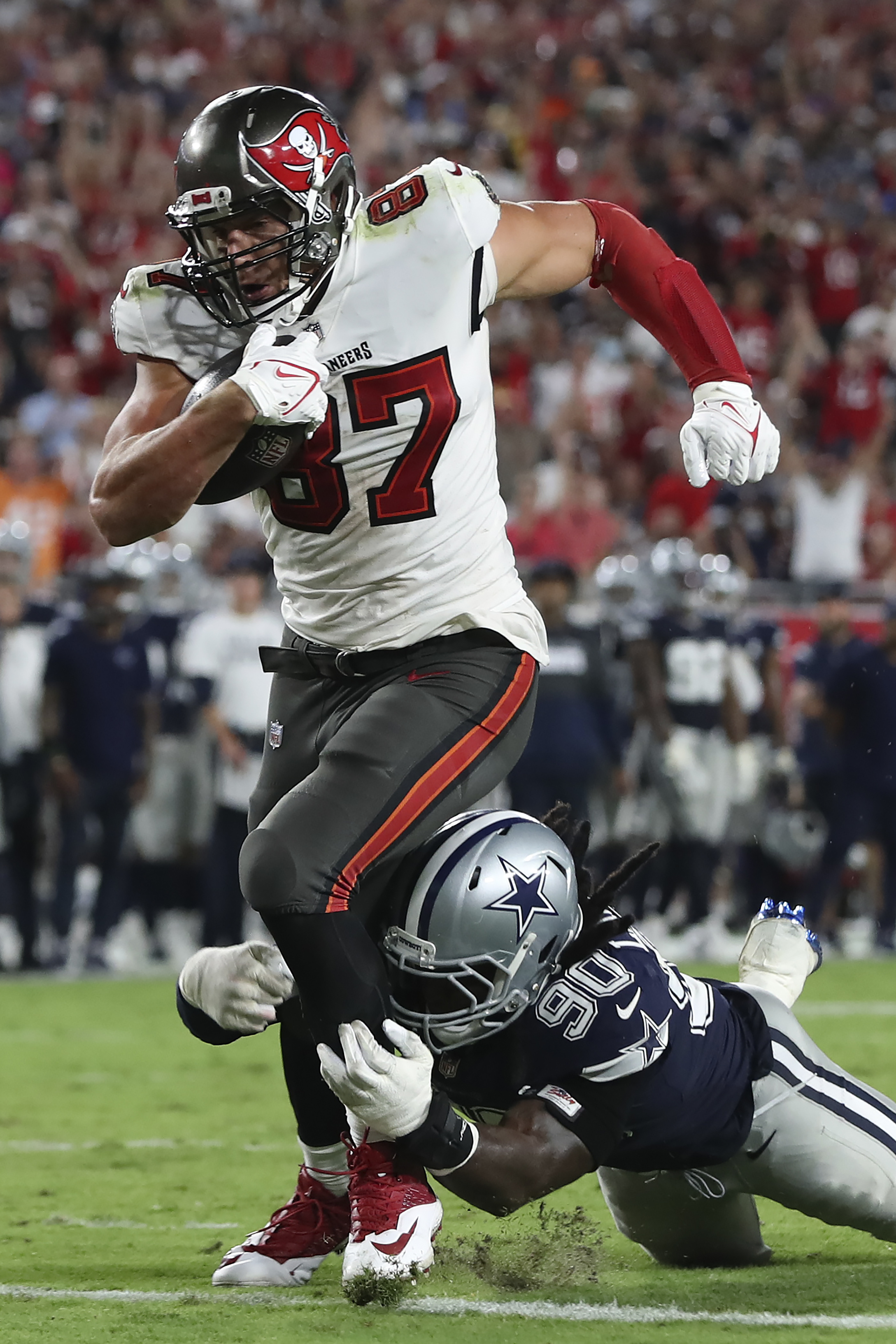 Tom Brady throws for 379 yards, 4 TDs, Bucs beat Cowboys 31-29 – The Denver  Post