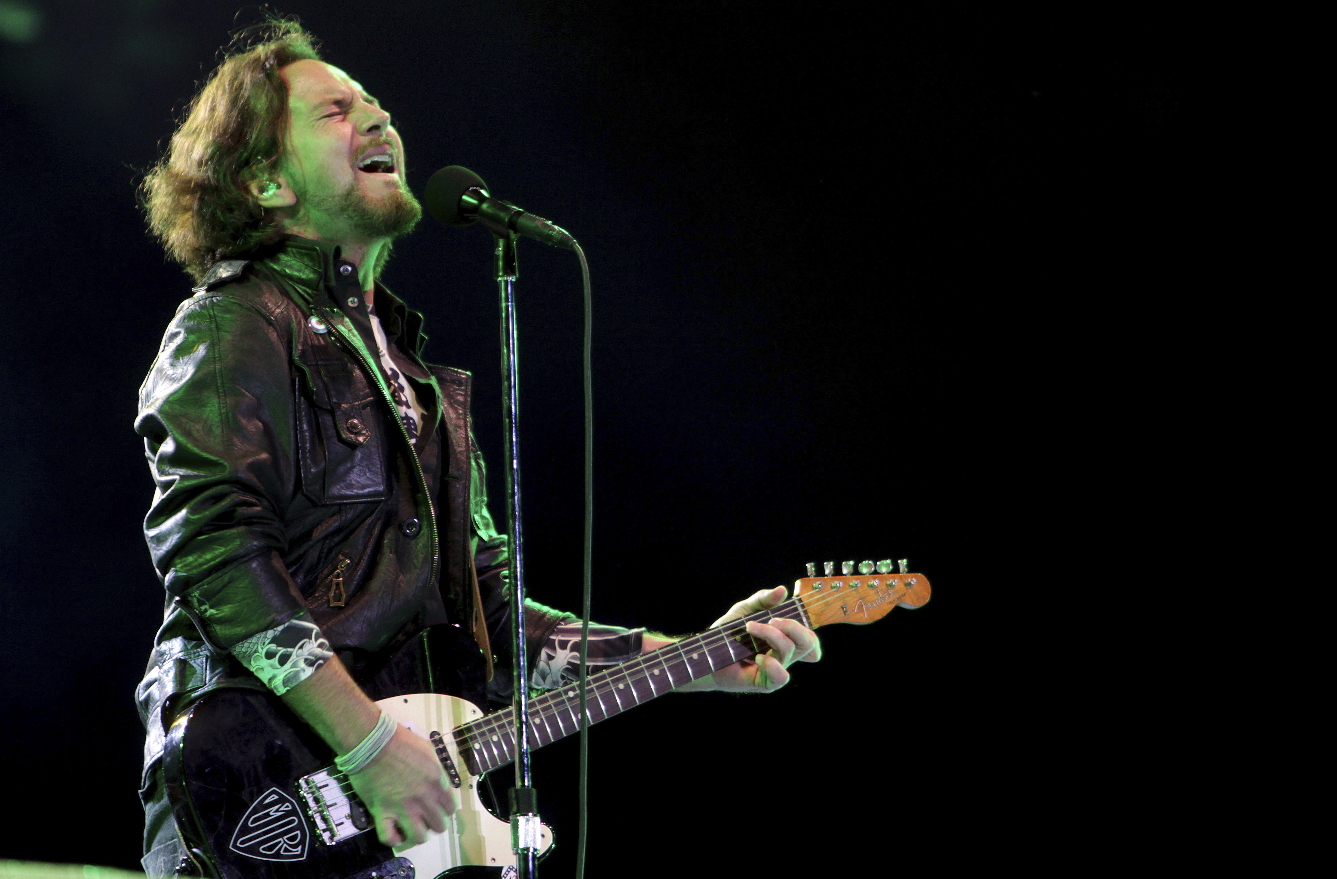Pearl Jam throws a listening party for their new album that Eddie
