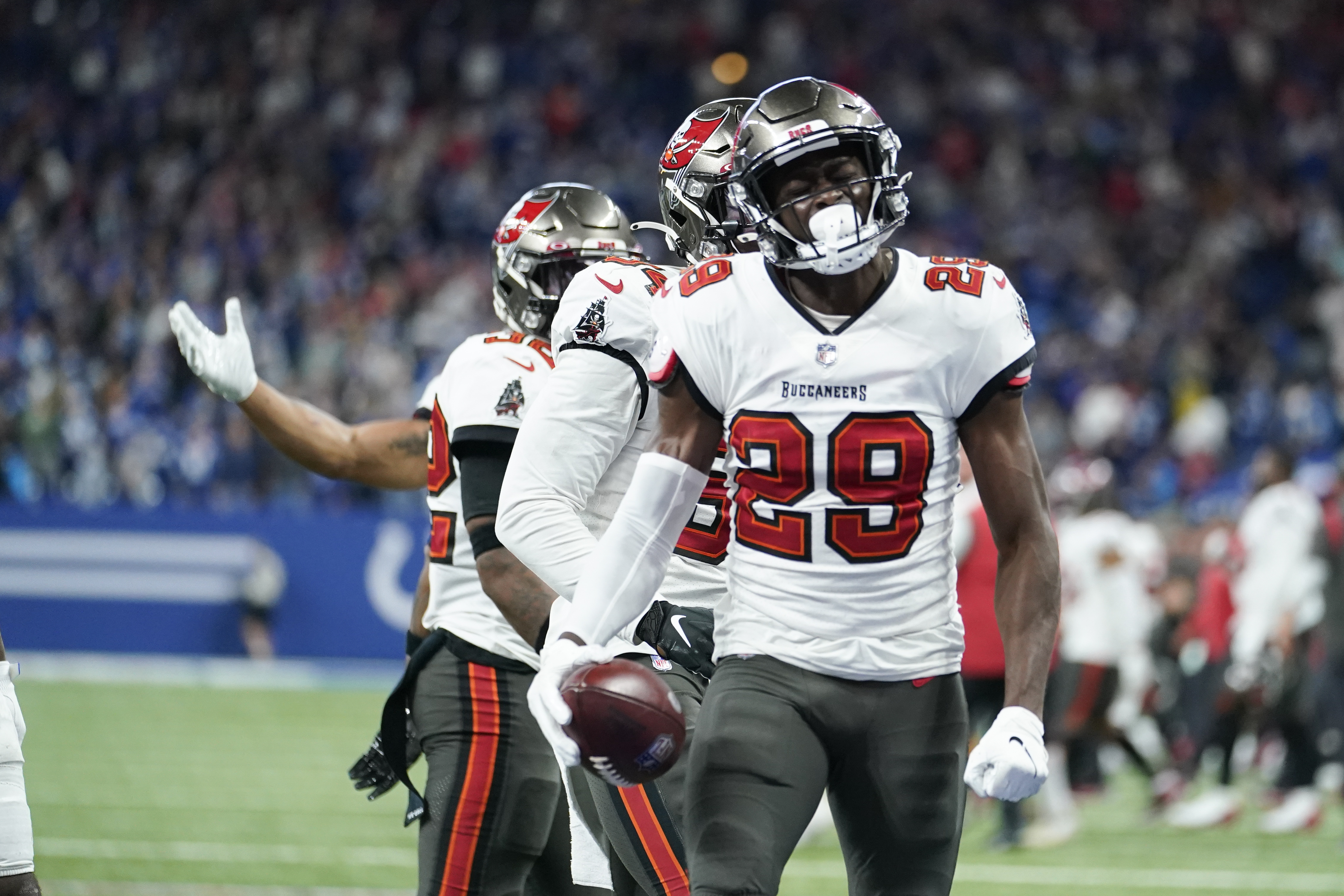 Fournette leads Buccaneers with 4 TDs in another big game vs. Colts