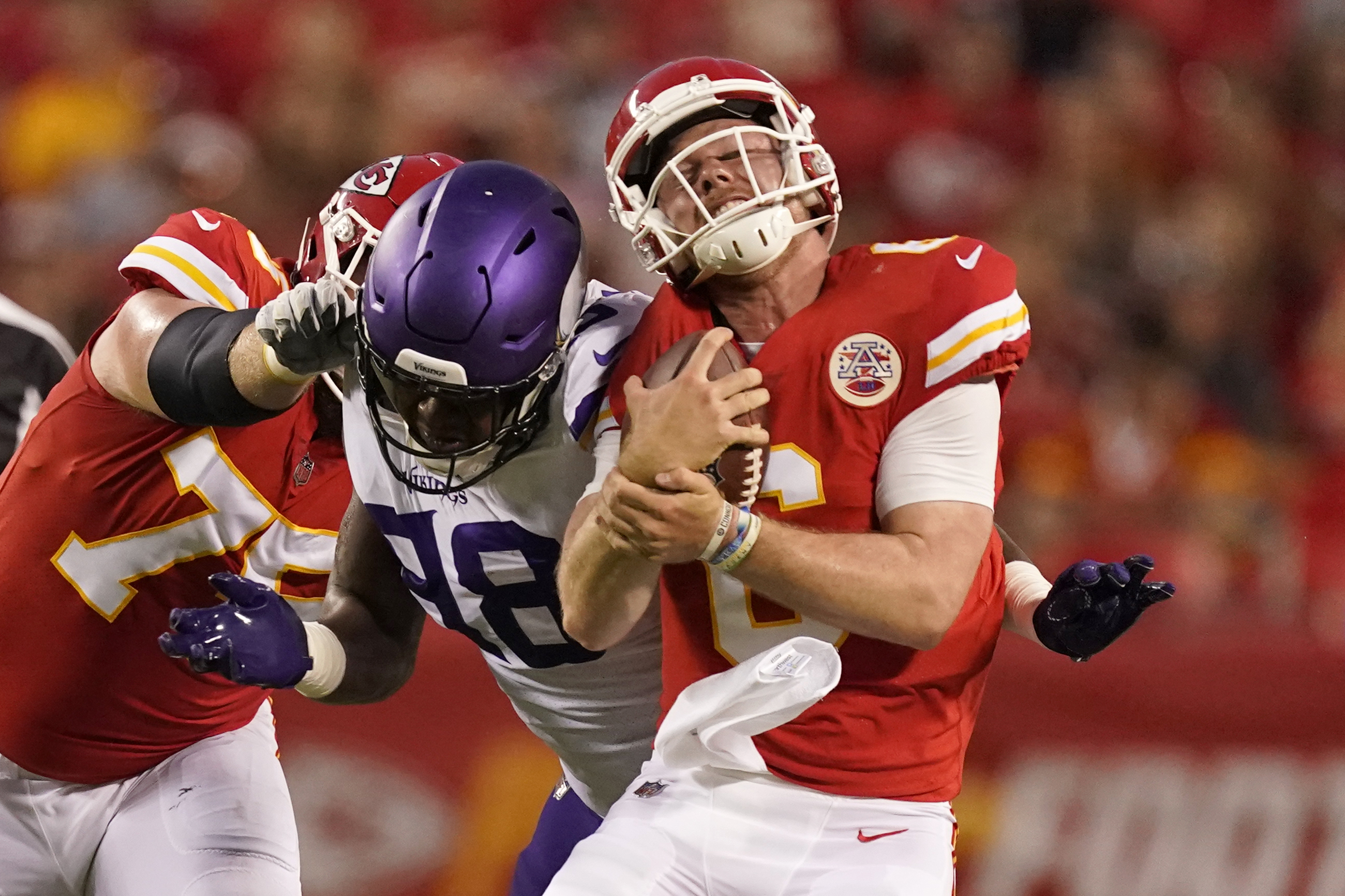 Mahomes sharp as Chiefs post 28-25 victory vs. Vikings