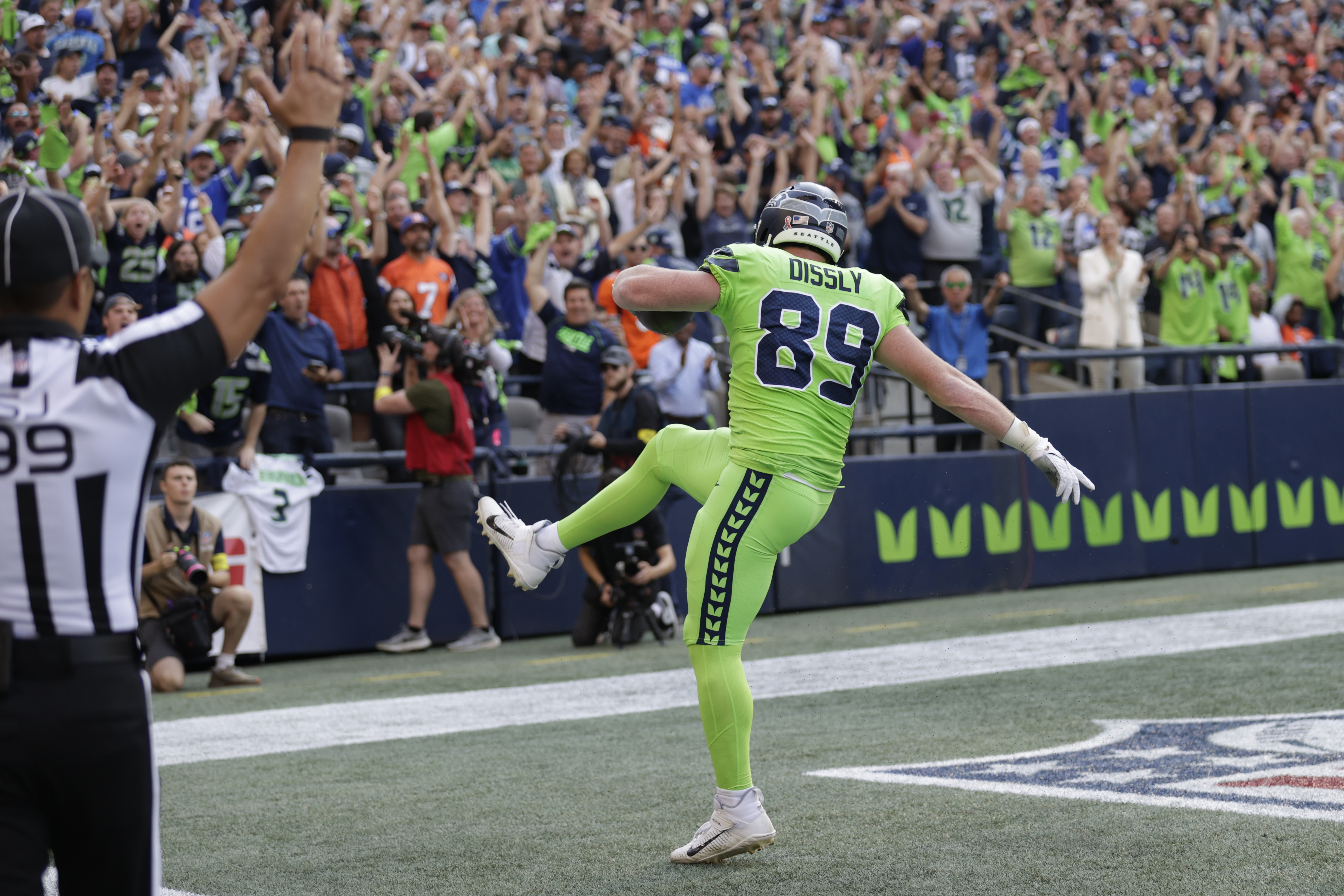 Geno Smith, Seahawks shock Denver in Russell Wilson's return with 17-16 win