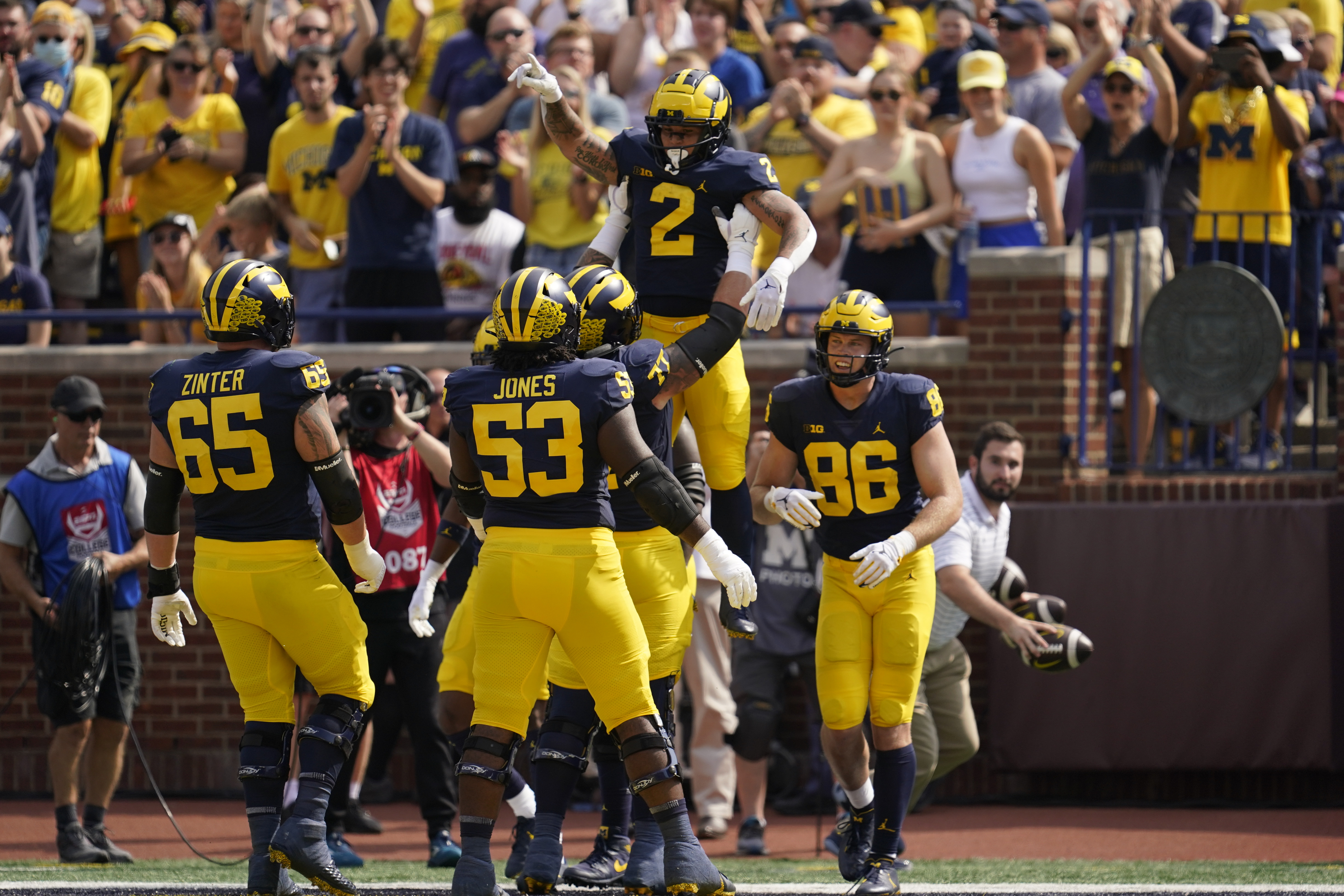 Blake Corum scores 2 TDs, helps No. 2 Michigan pull away to beat