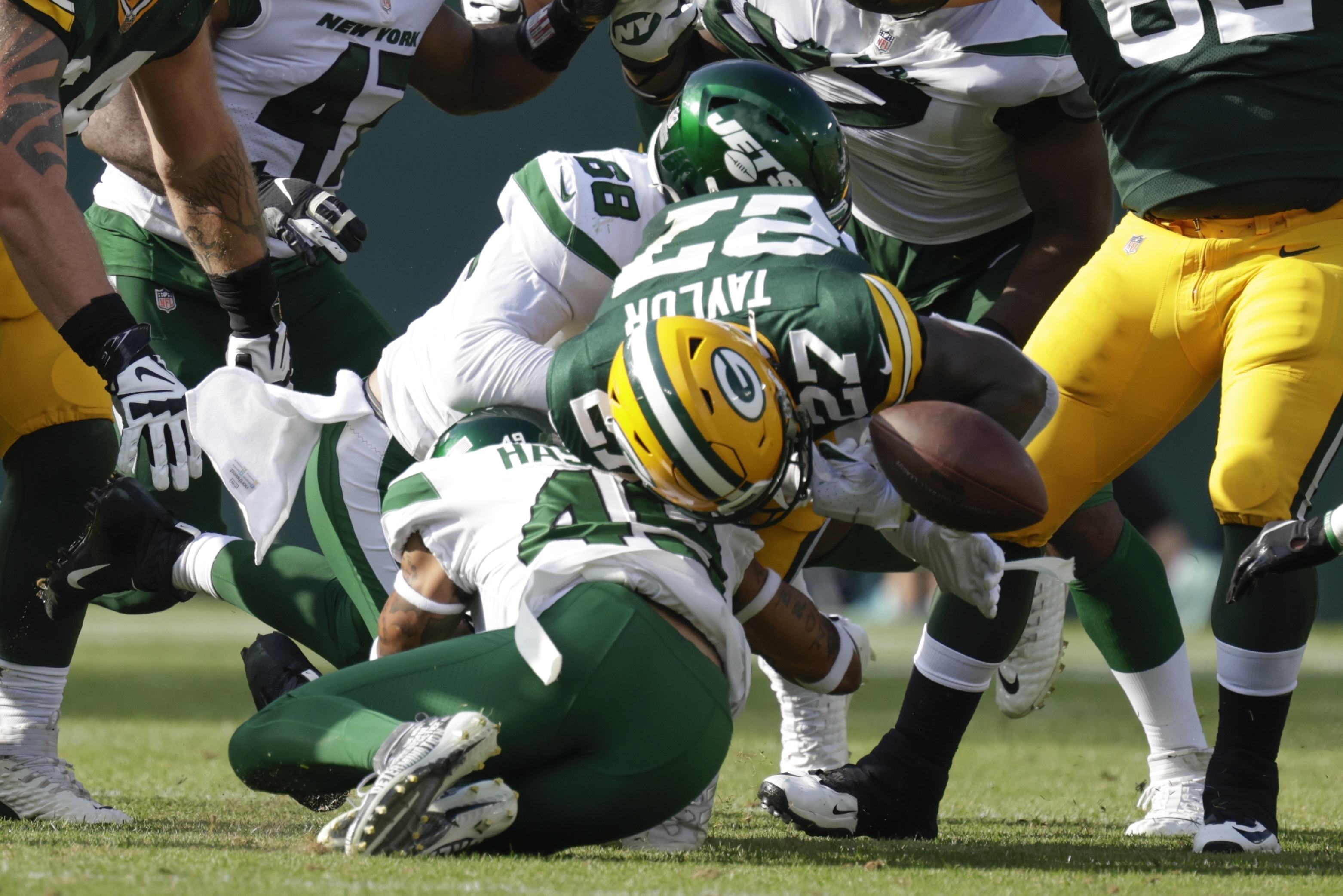 Green Bay Packers running back Kylin Hill (32) runs the ball