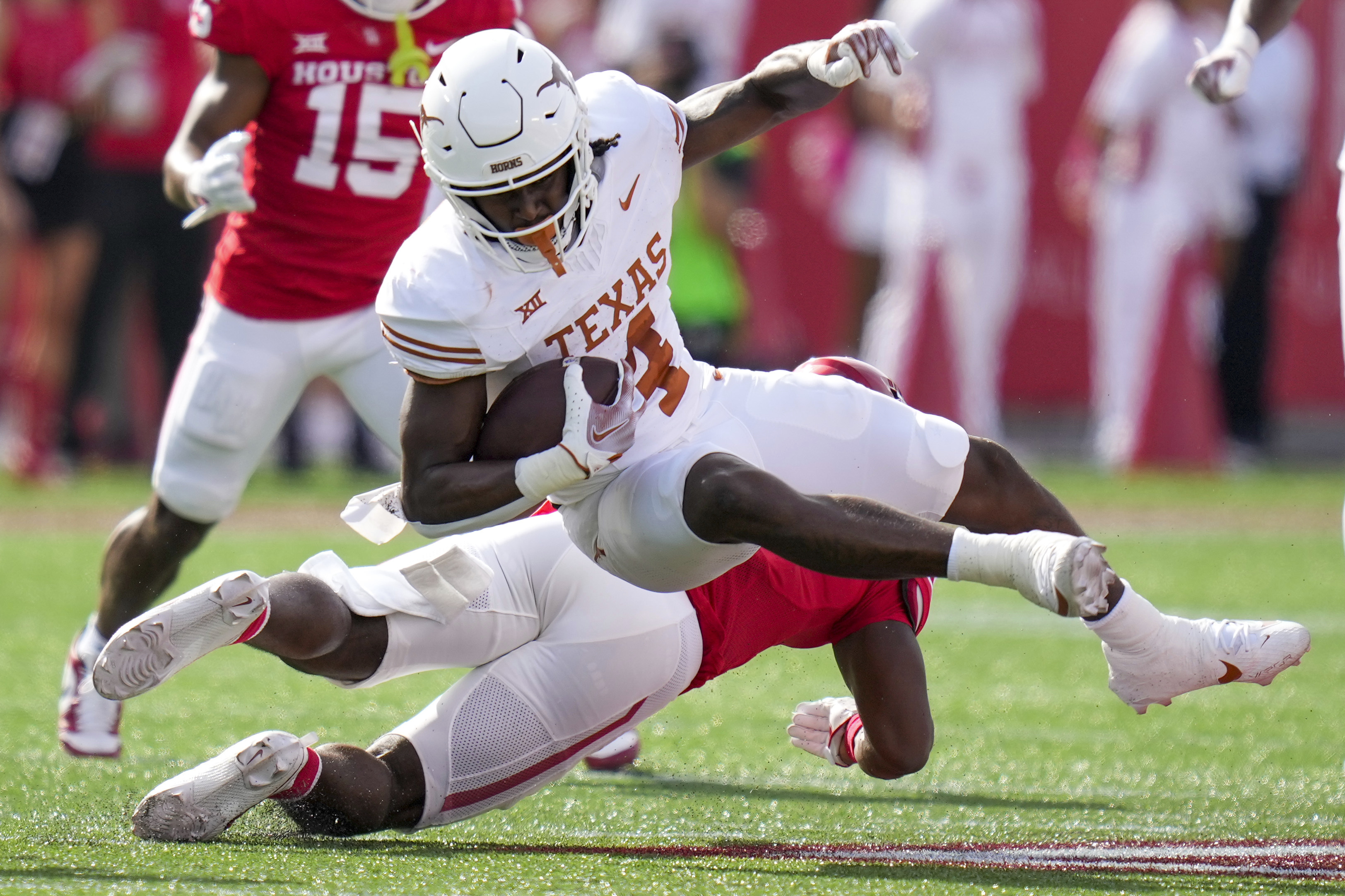 CJ Baxter scores late TD and No. 8 Texas derails Houston's last-chance drive for a 31-24 win