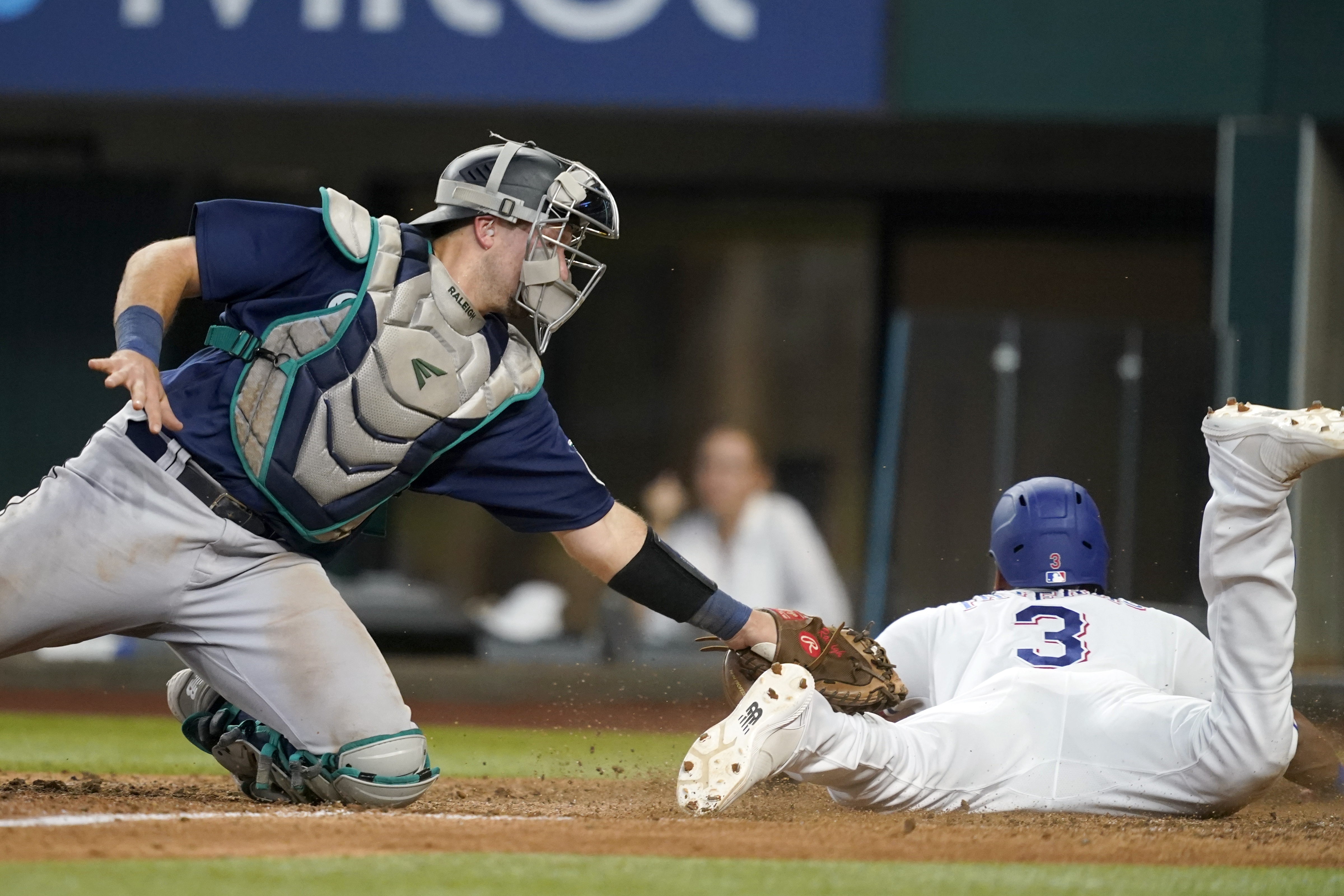 Cal Raleigh's homer jump-starts Mariners as they win seventh in row