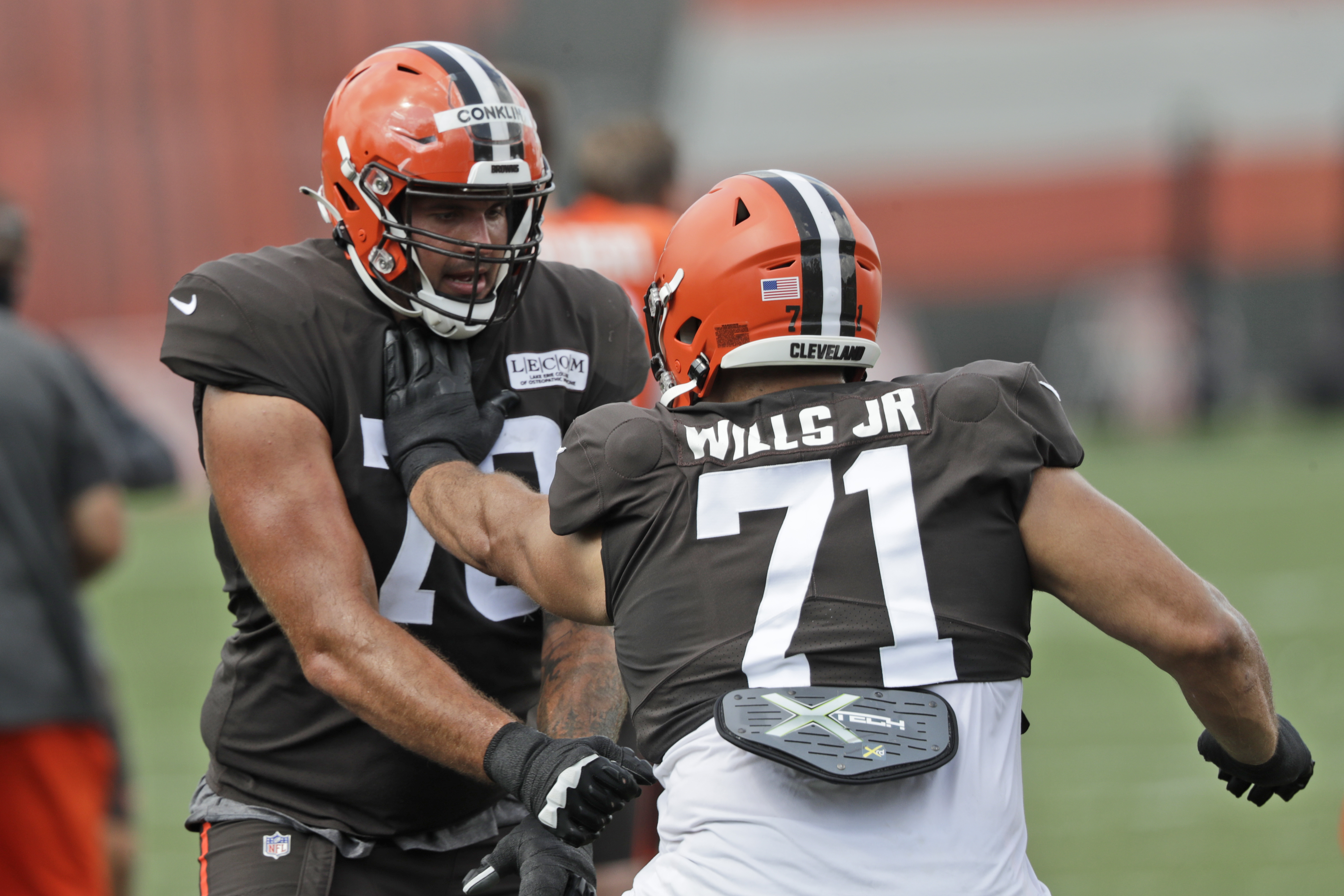 Browns OT Jack Conklin injures knee in opener against Bengals