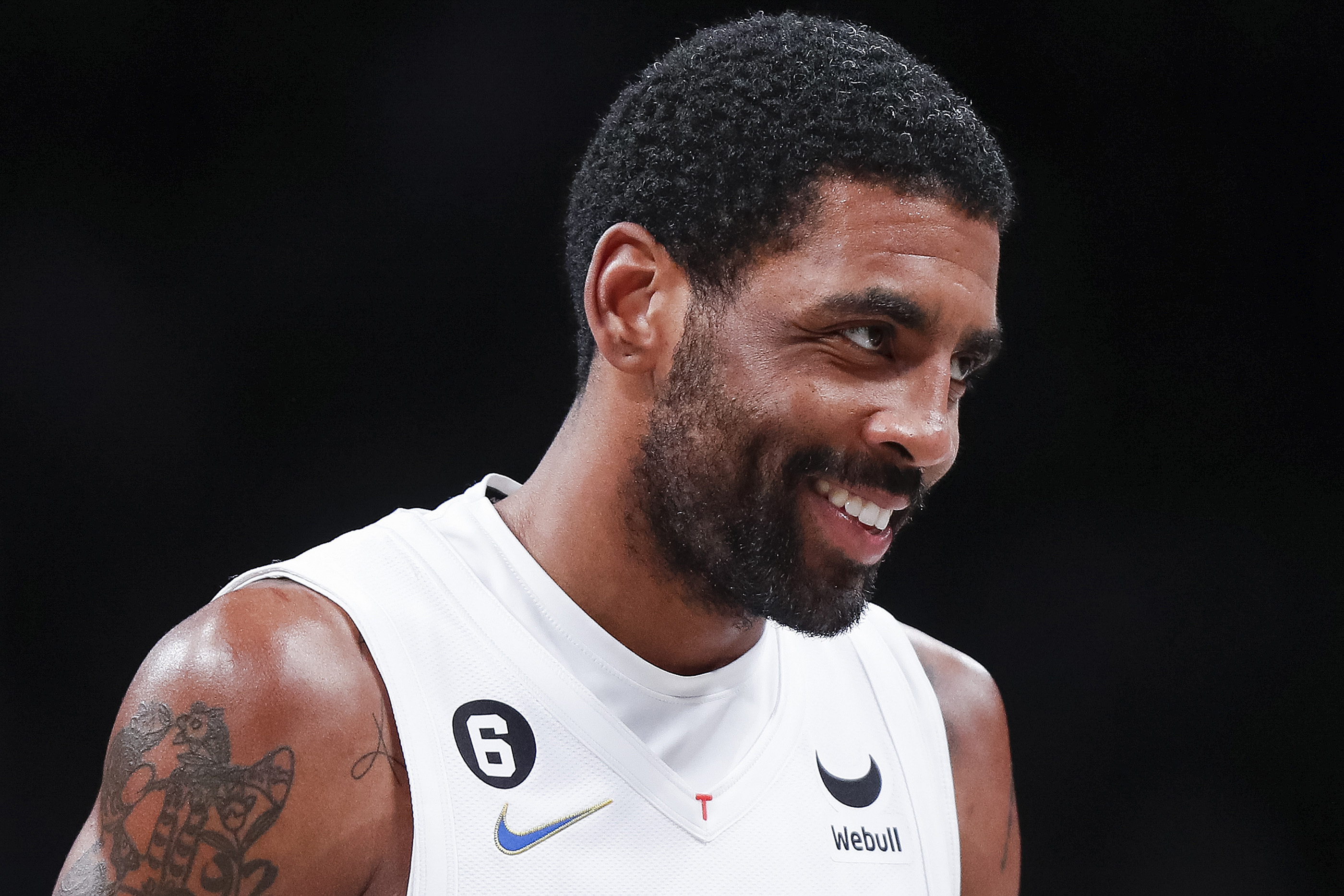 Kyrie Irving gave jersey and shoes to military personnel