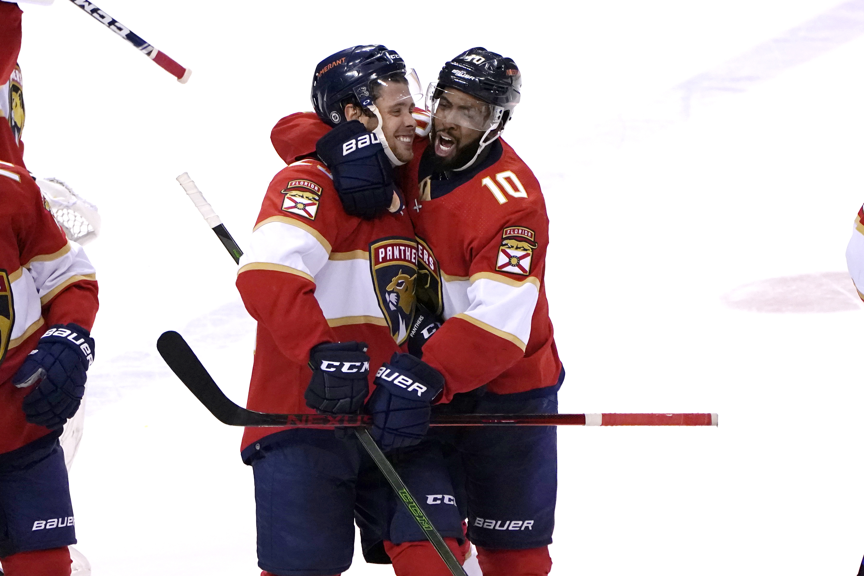 Barkov breaks tie in 3rd, Panthers defeat Lightning 4-1