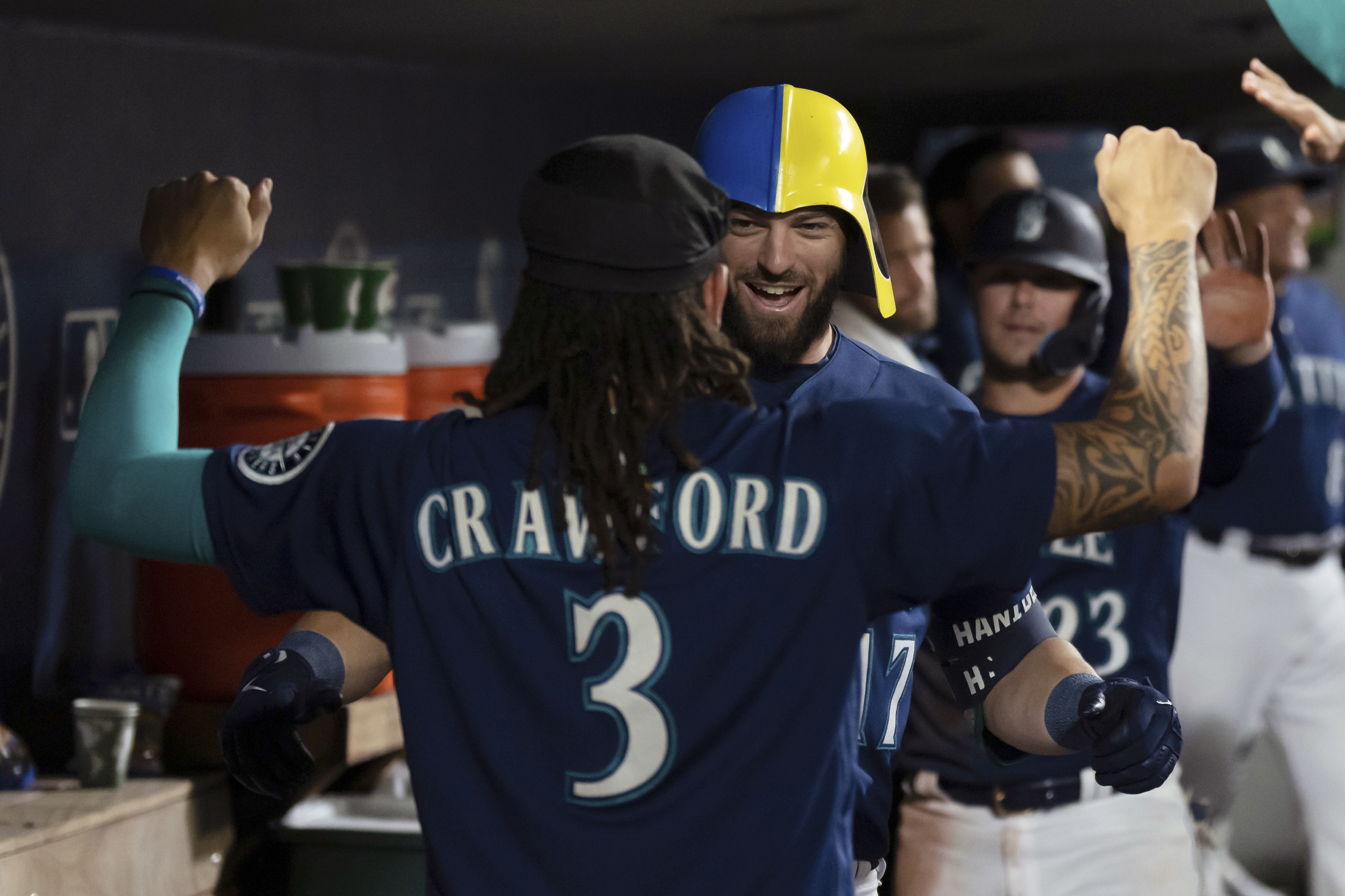 Crawford homers, Kelenic drives in two to back Castillo's win as