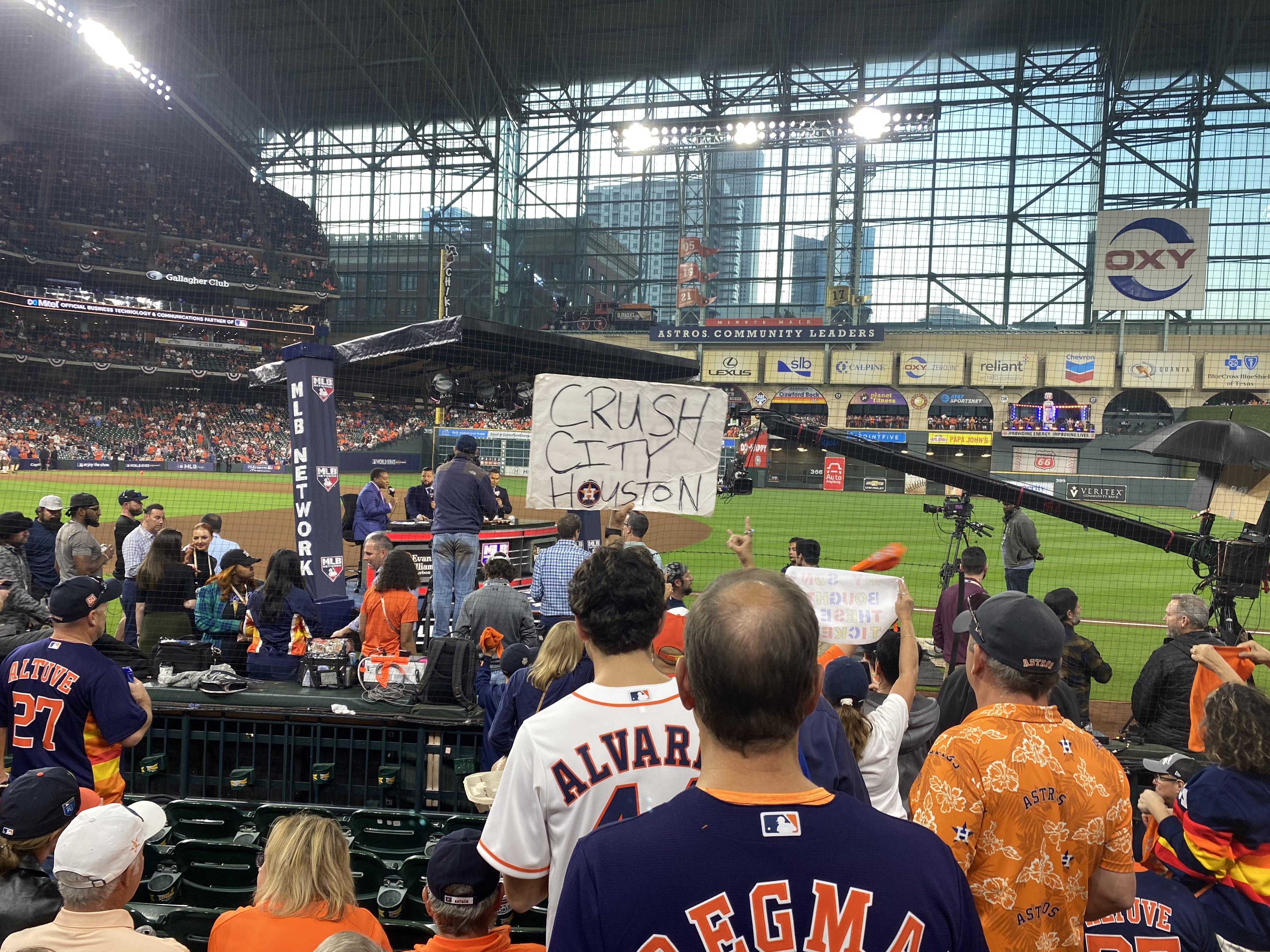 Houston Astros on X: Tonight we light up Minute Maid Park in honor of  lives lost to COVID-19. Our condolences go out to our fans & their  loved ones. As we look