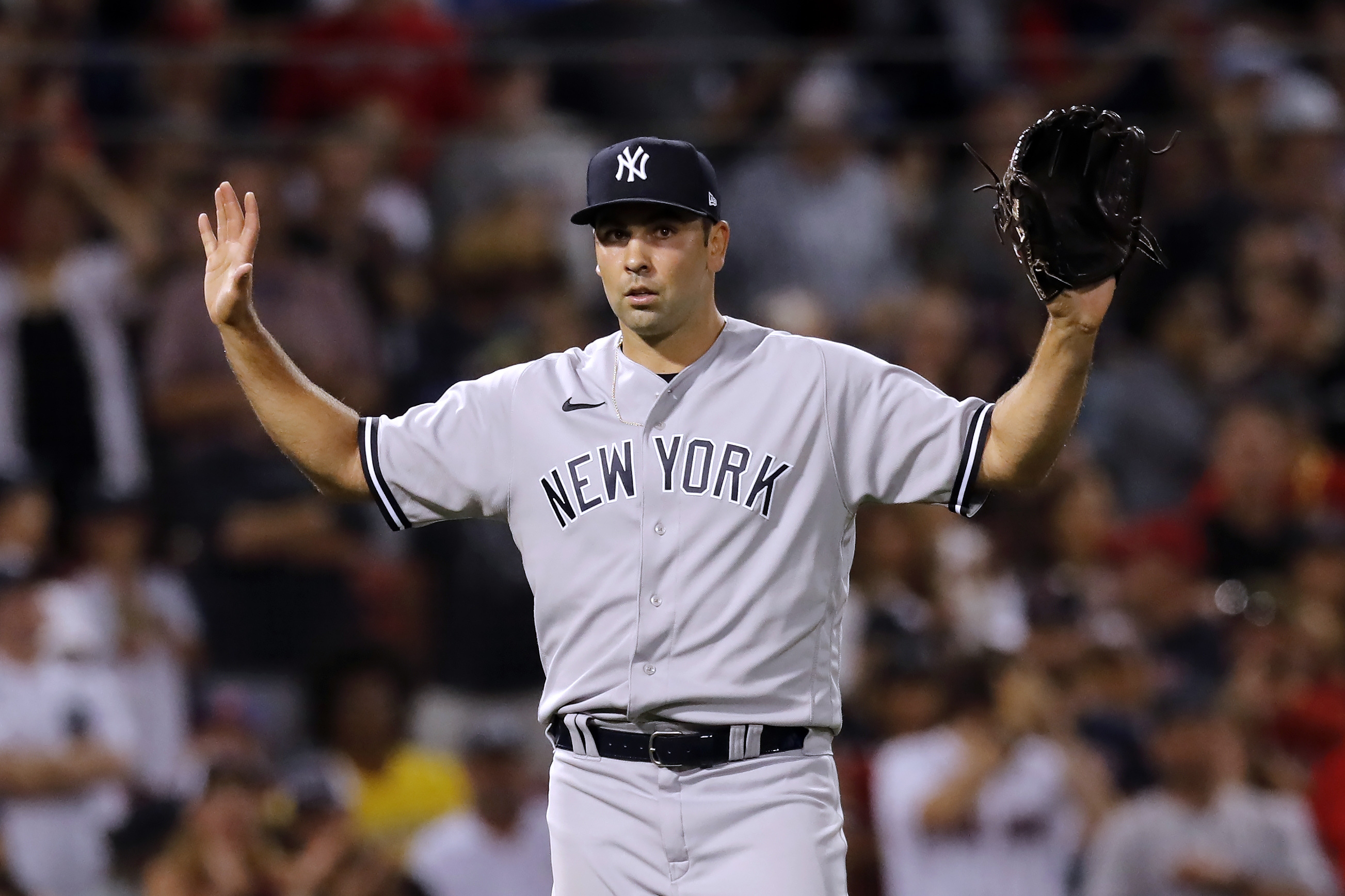 Yankees reliever Trivino warms up in wrong jersey, changes