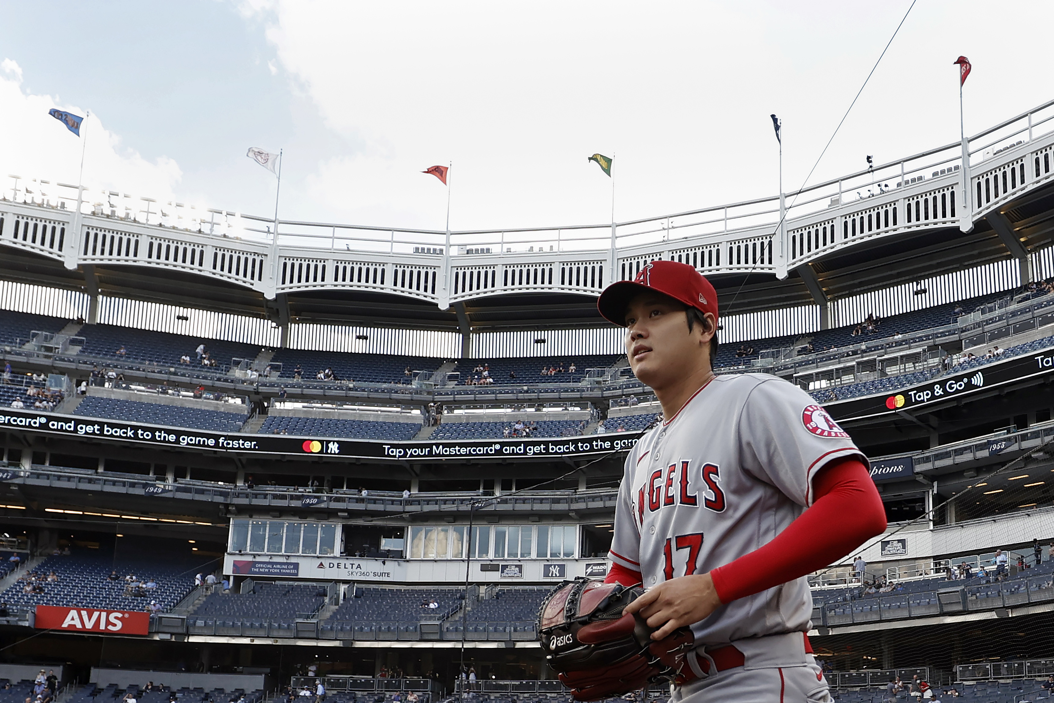 Ohtani flops, exits early in Yankee Stadium pitching debut