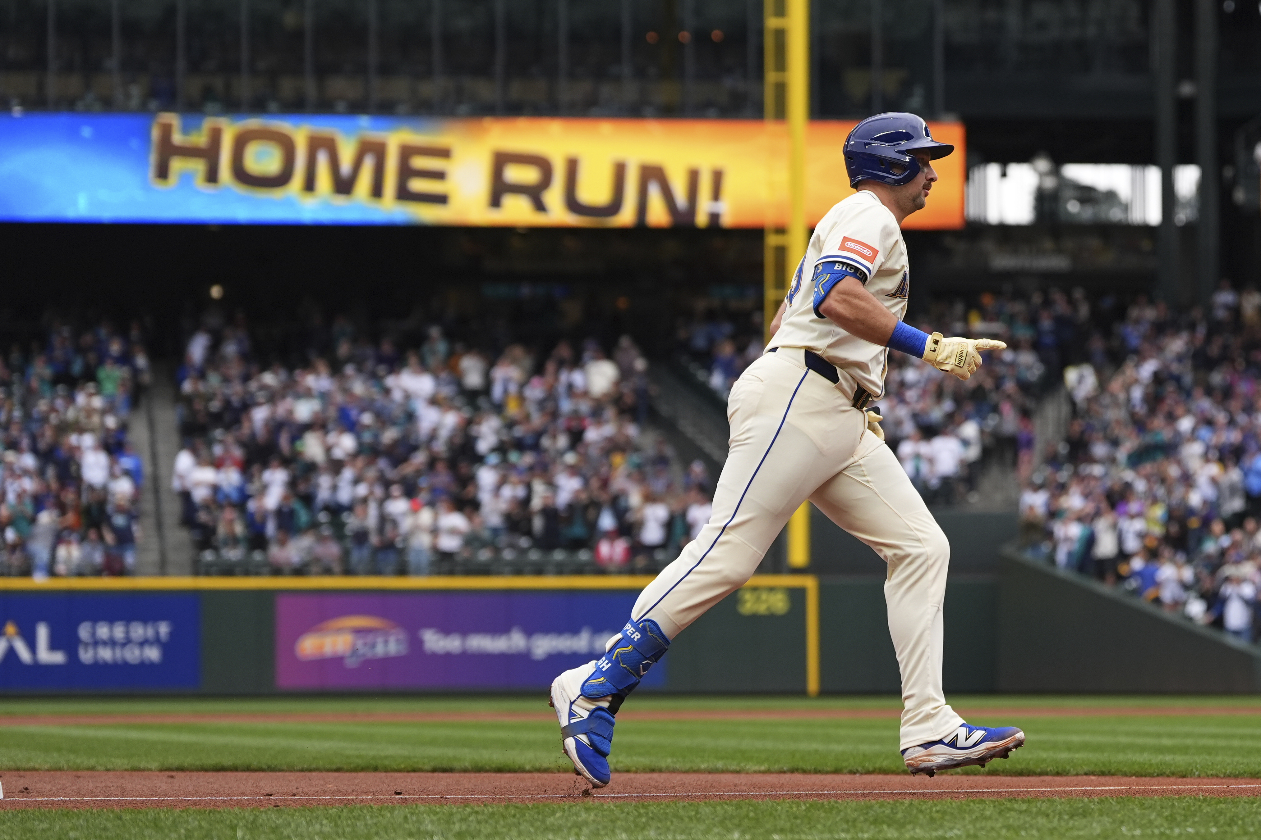 Raleigh breaks Mantle's switch-hitter record, ties Griffey's