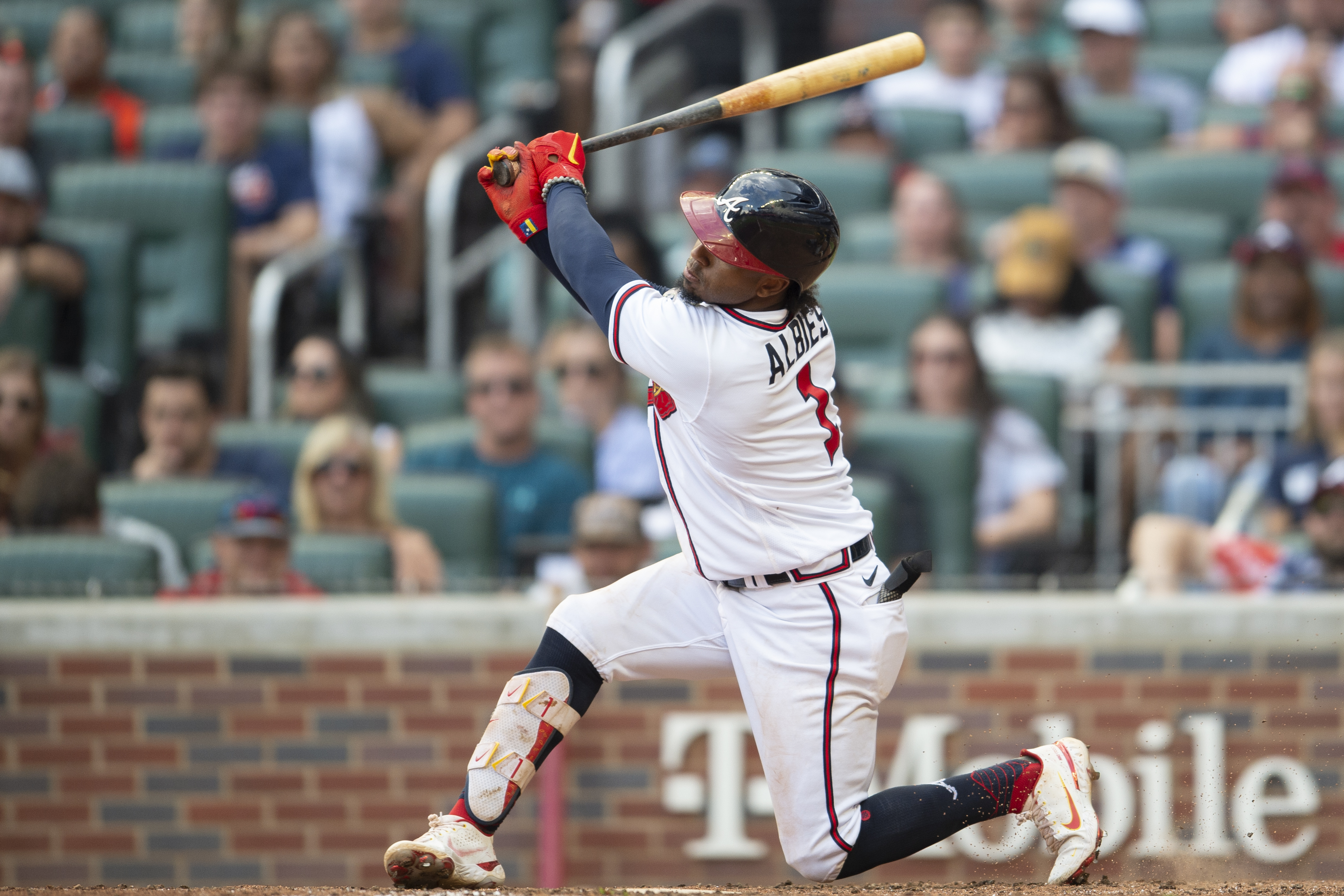 Albies slam leads Braves to 10th in row, 10-4 over Pirates