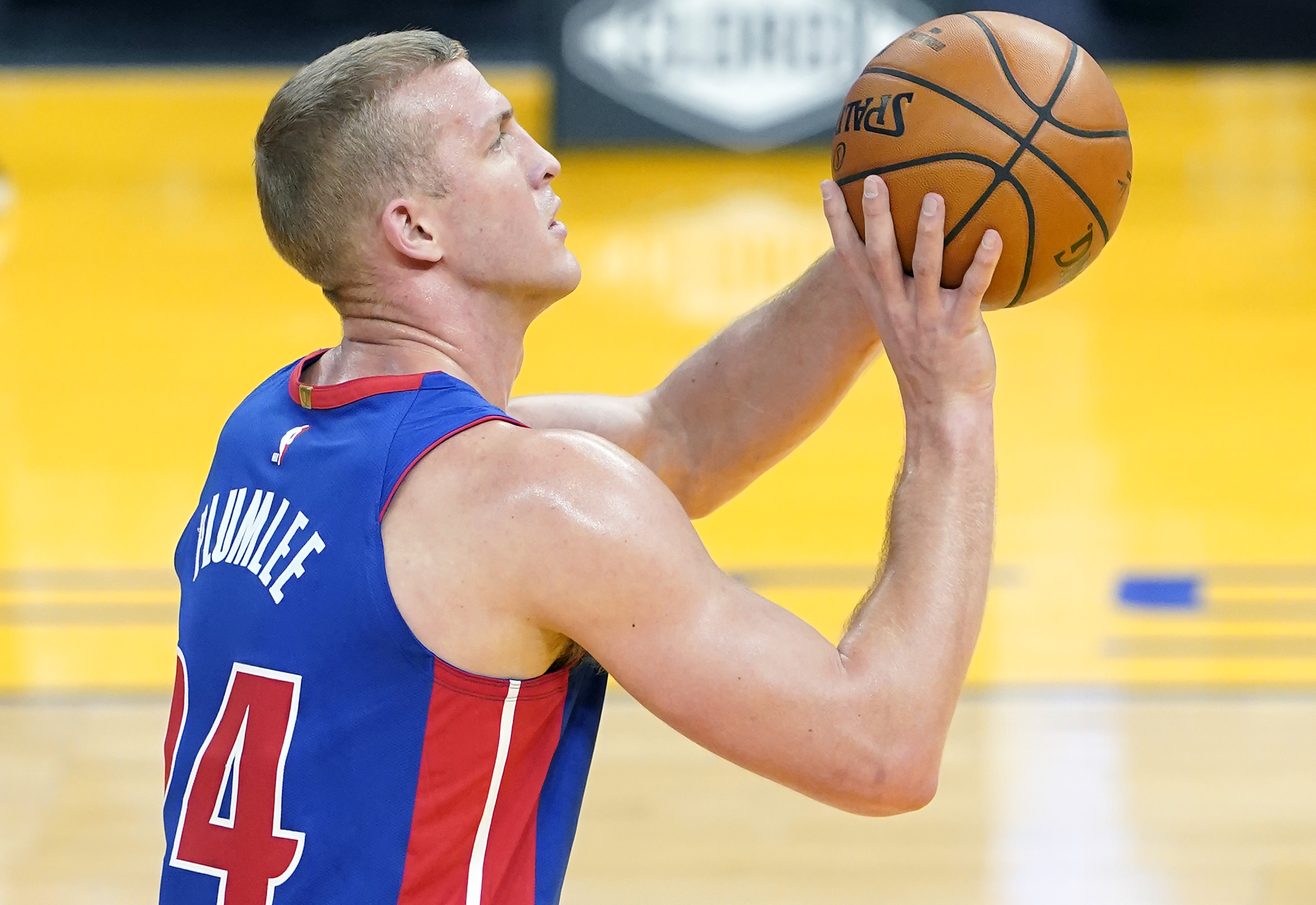 Pistons trade Plumlee, No. 37 pick to Hornets before NBA Draft