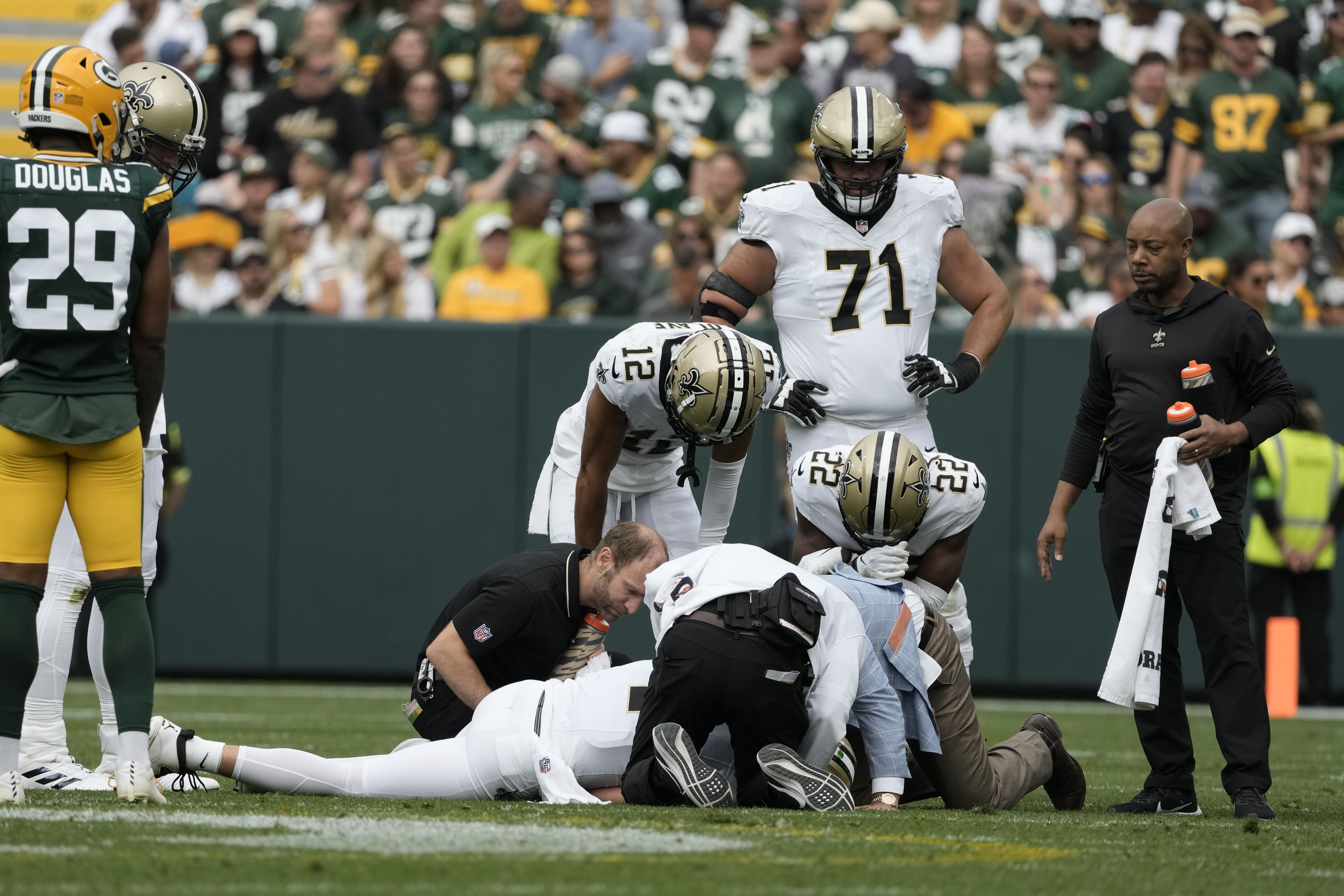 Saints' Derek Carr getting evaluated for shoulder injury after loss to  Packers