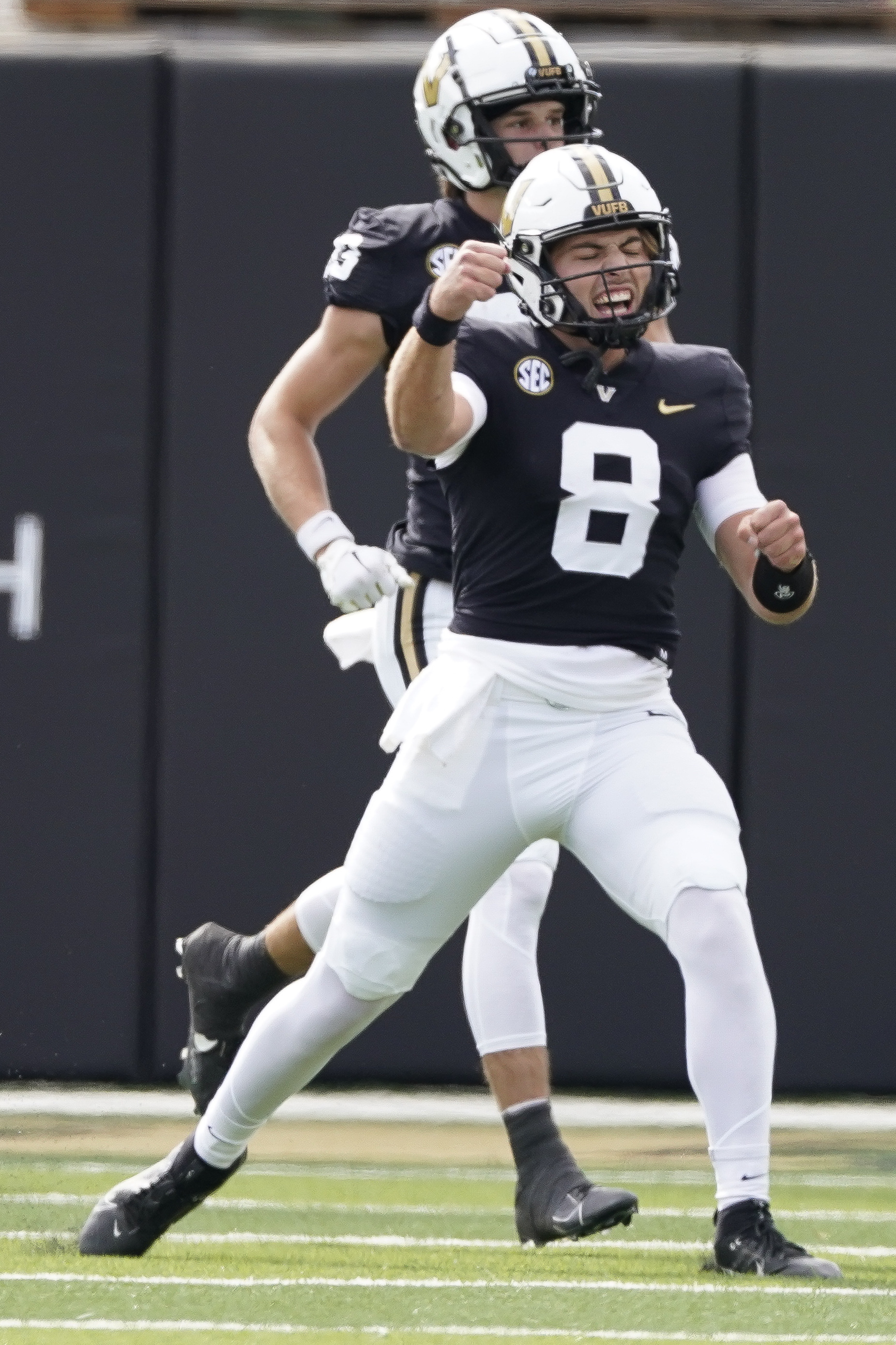 No. 1 Georgia loses Bowers early, scores 27 straight to beat Vandy