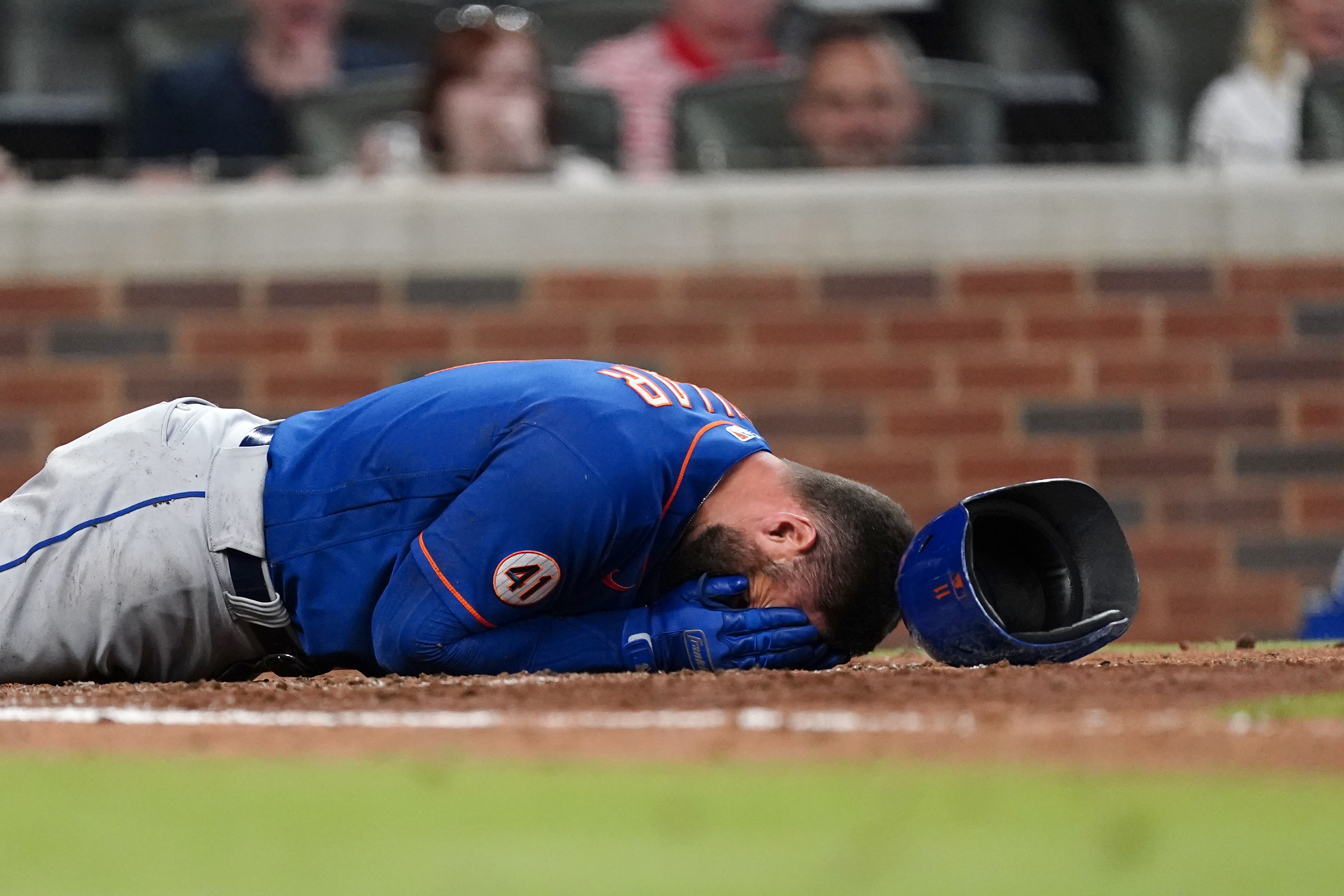 Kevin Pillar video: Mets OF suffers multiple nasal fractures after being  hit by fastball in nose vs. Braves - DraftKings Network