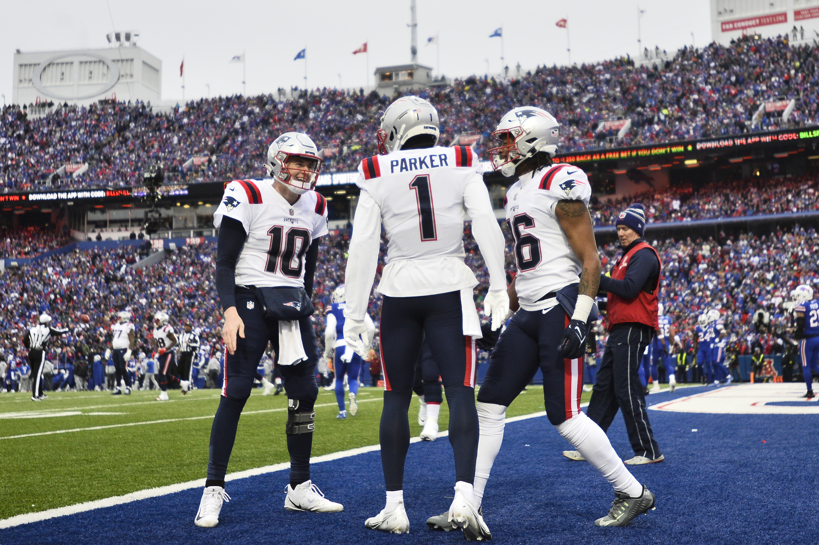 Bills players voice support for Damar Hamlin after emotional win over  Patriots: 'We did it for 3' 