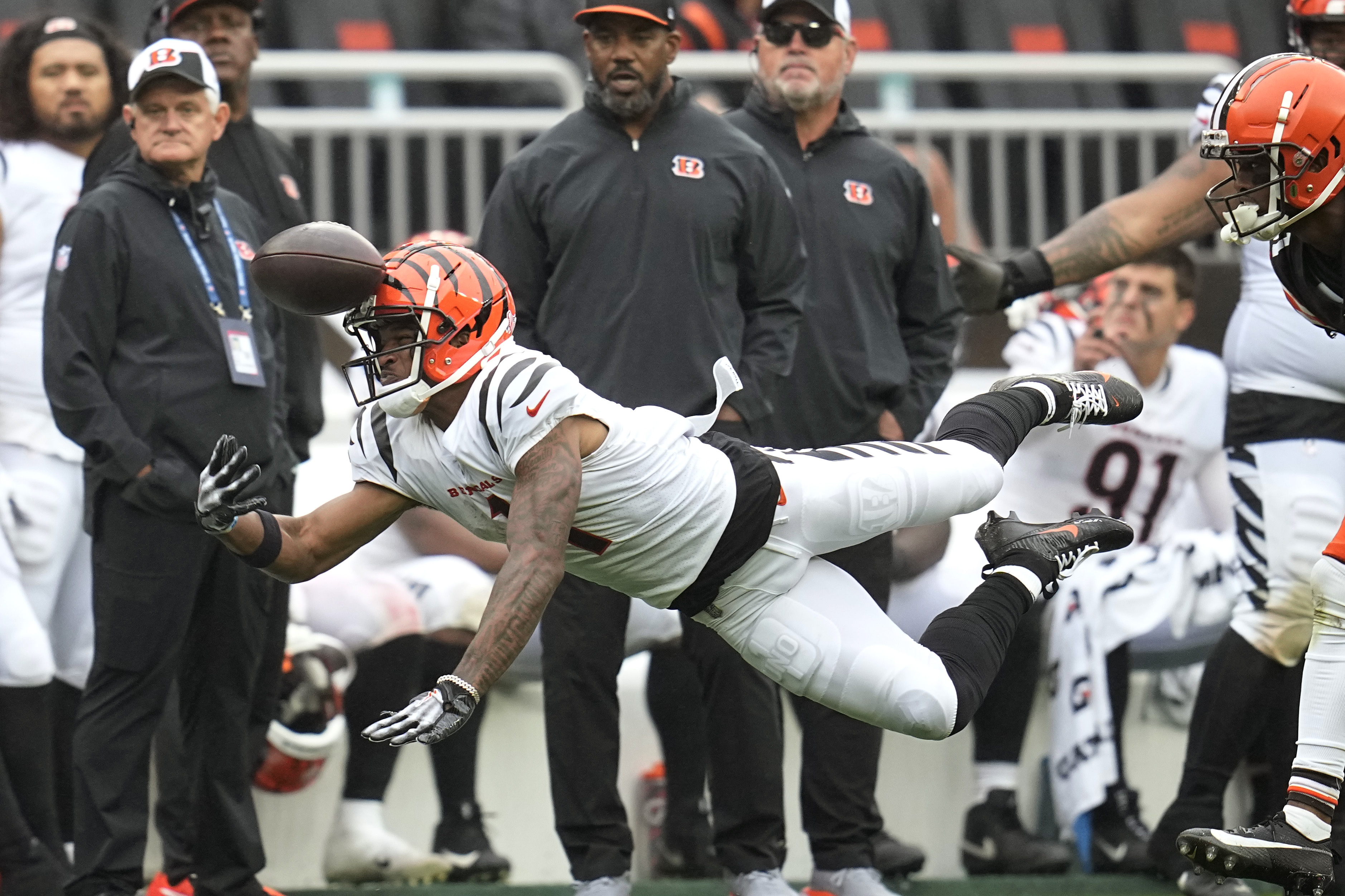 Deshaun Watson runs for TD, Browns bottle up Joe Burrow in 24-3 win over  Bengals in season opener - ABC News