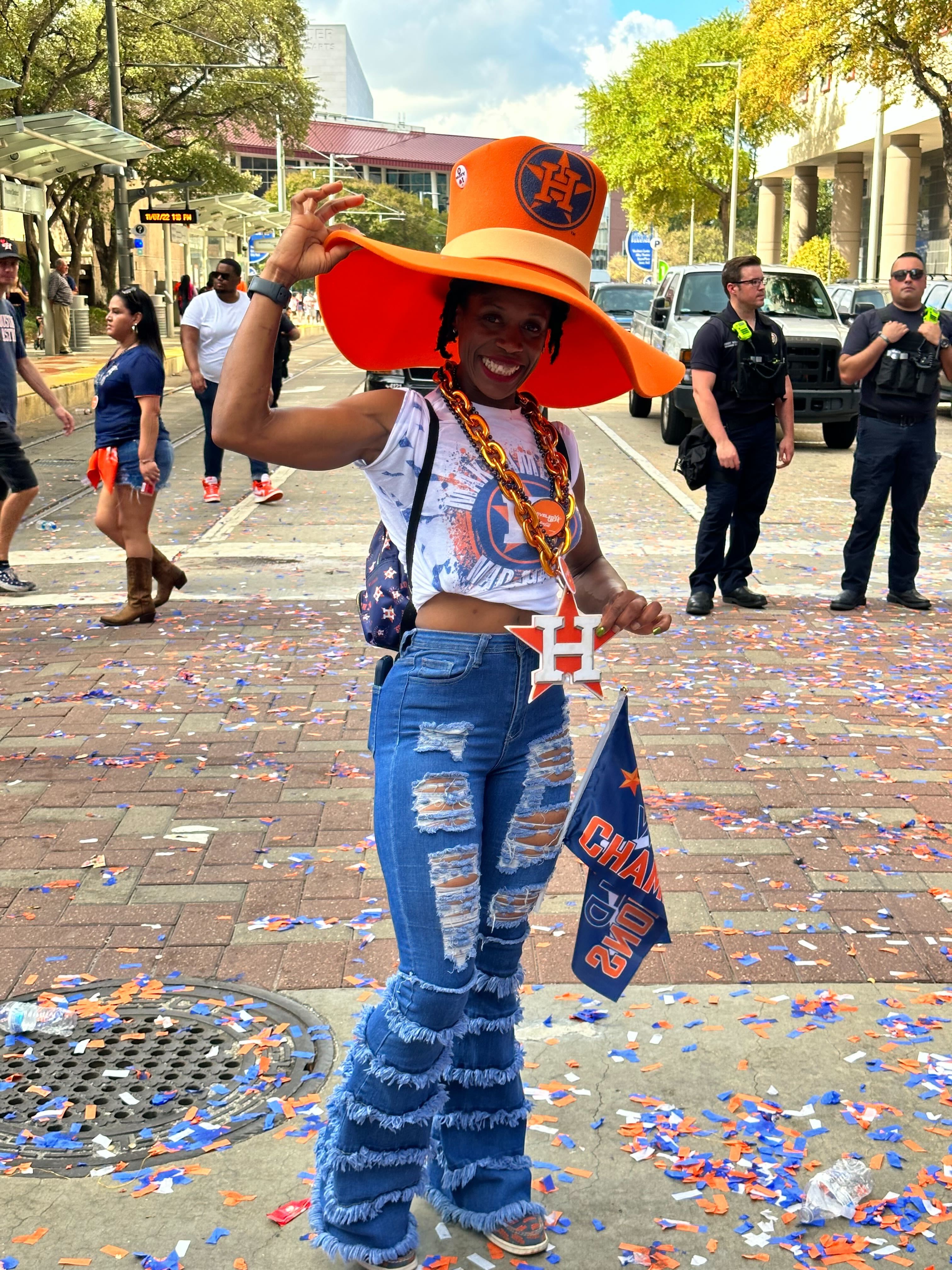 Houston Astros fans recreate viral 2017 hat stunt at parade