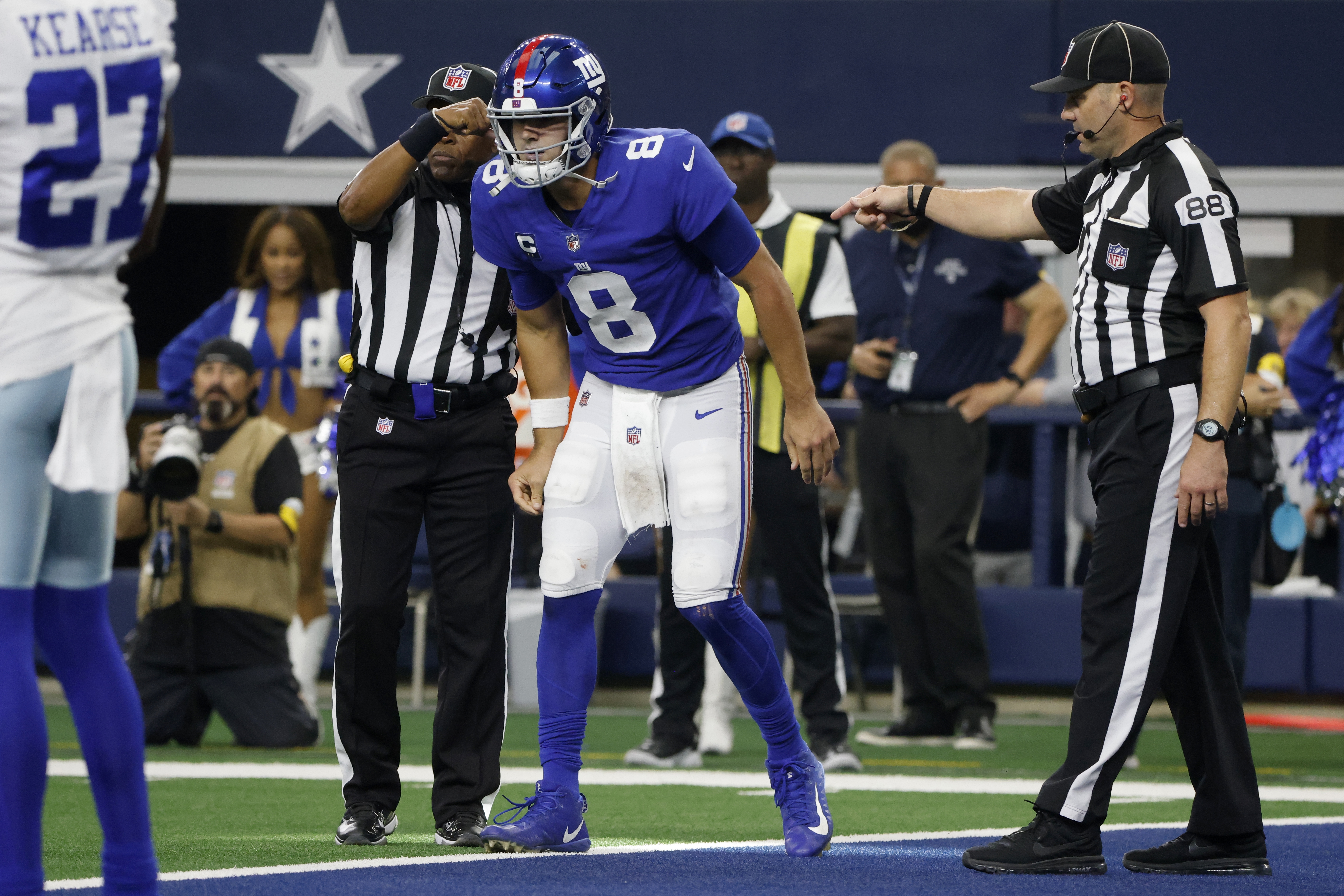 Daniel Jones fires to Darius Slayton for 21-yard gain