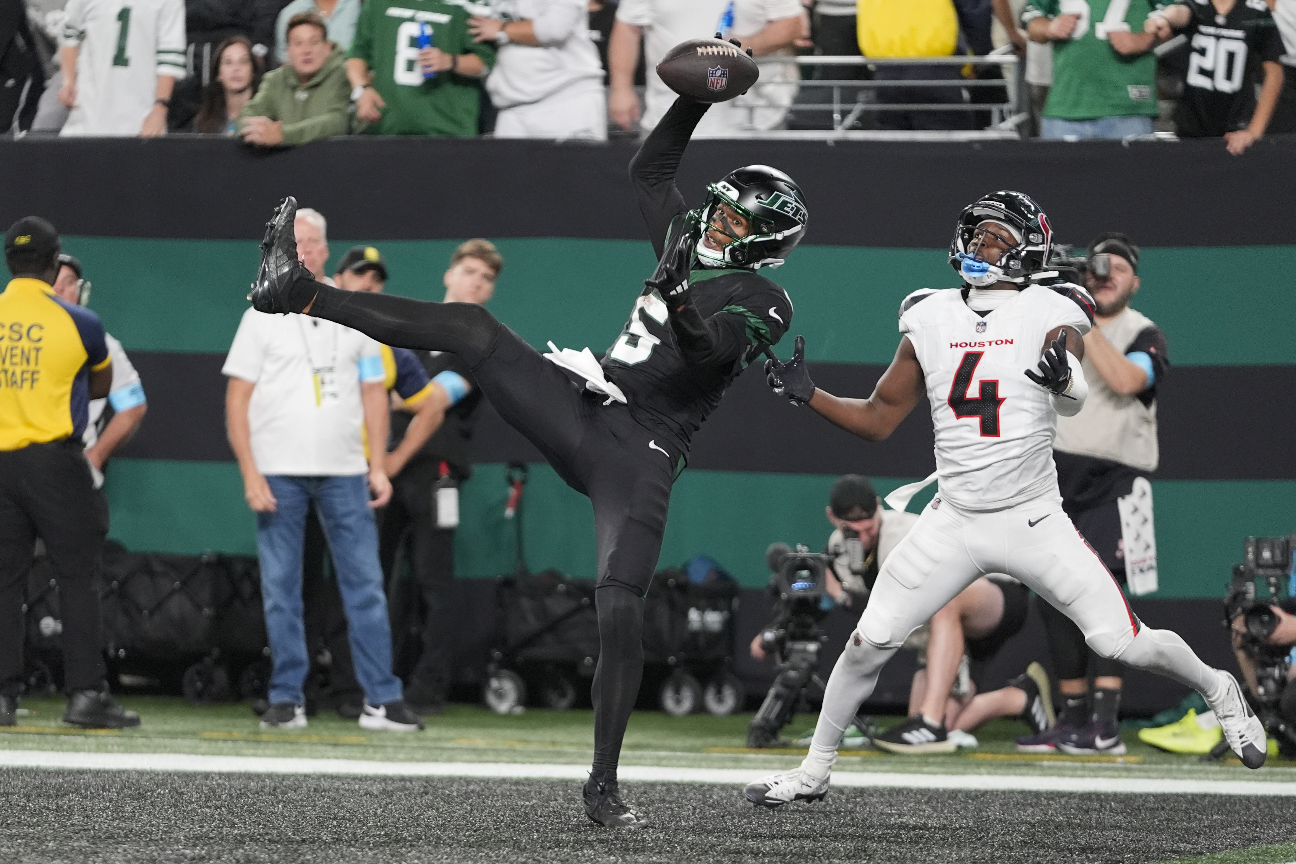 Garrett Wilson makes eye-popping TD catch, Jets beat Texans 21-13