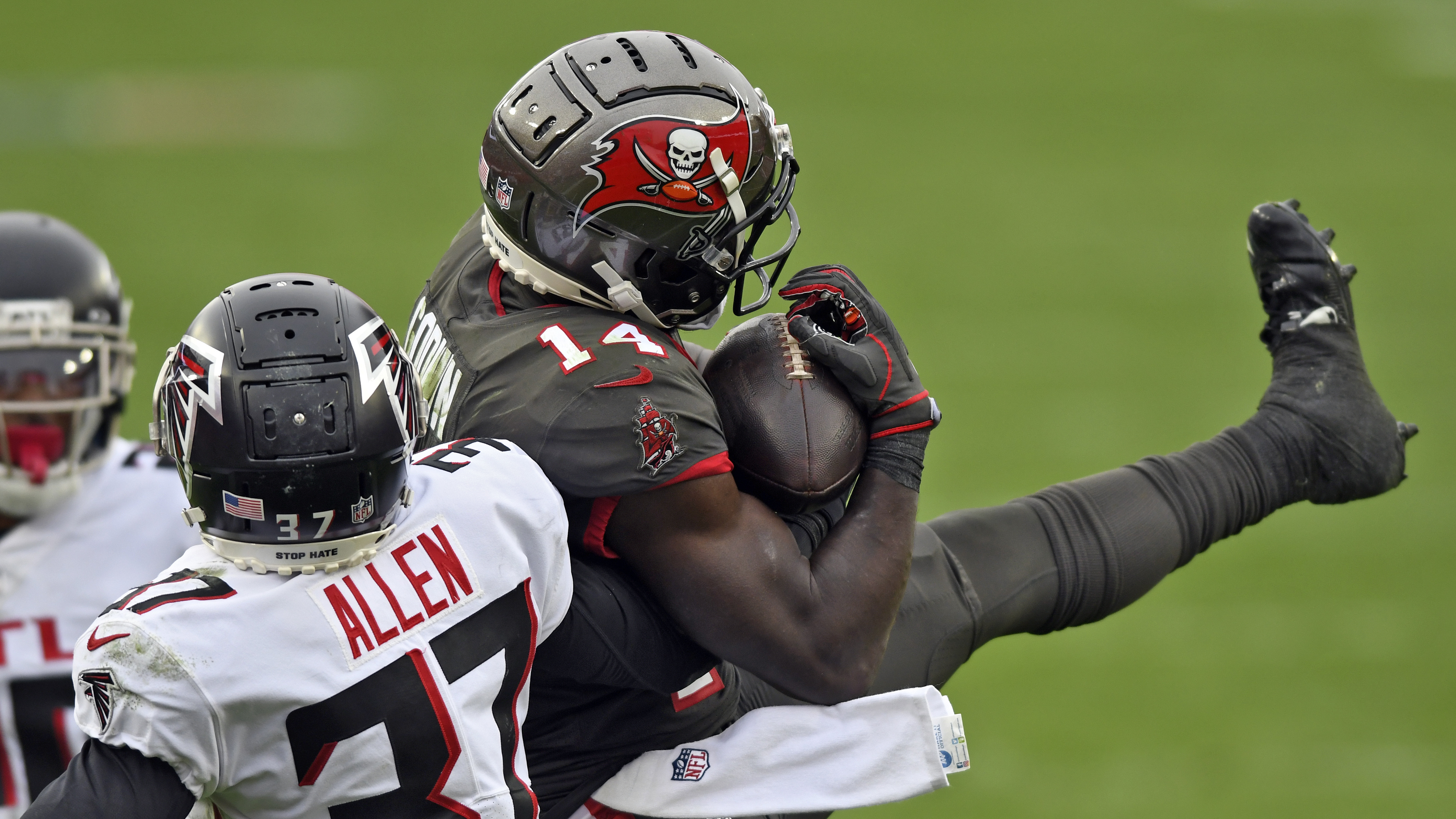 Tom Brady throws for 4 TDs, Bucs pull away from Falcons 44-27