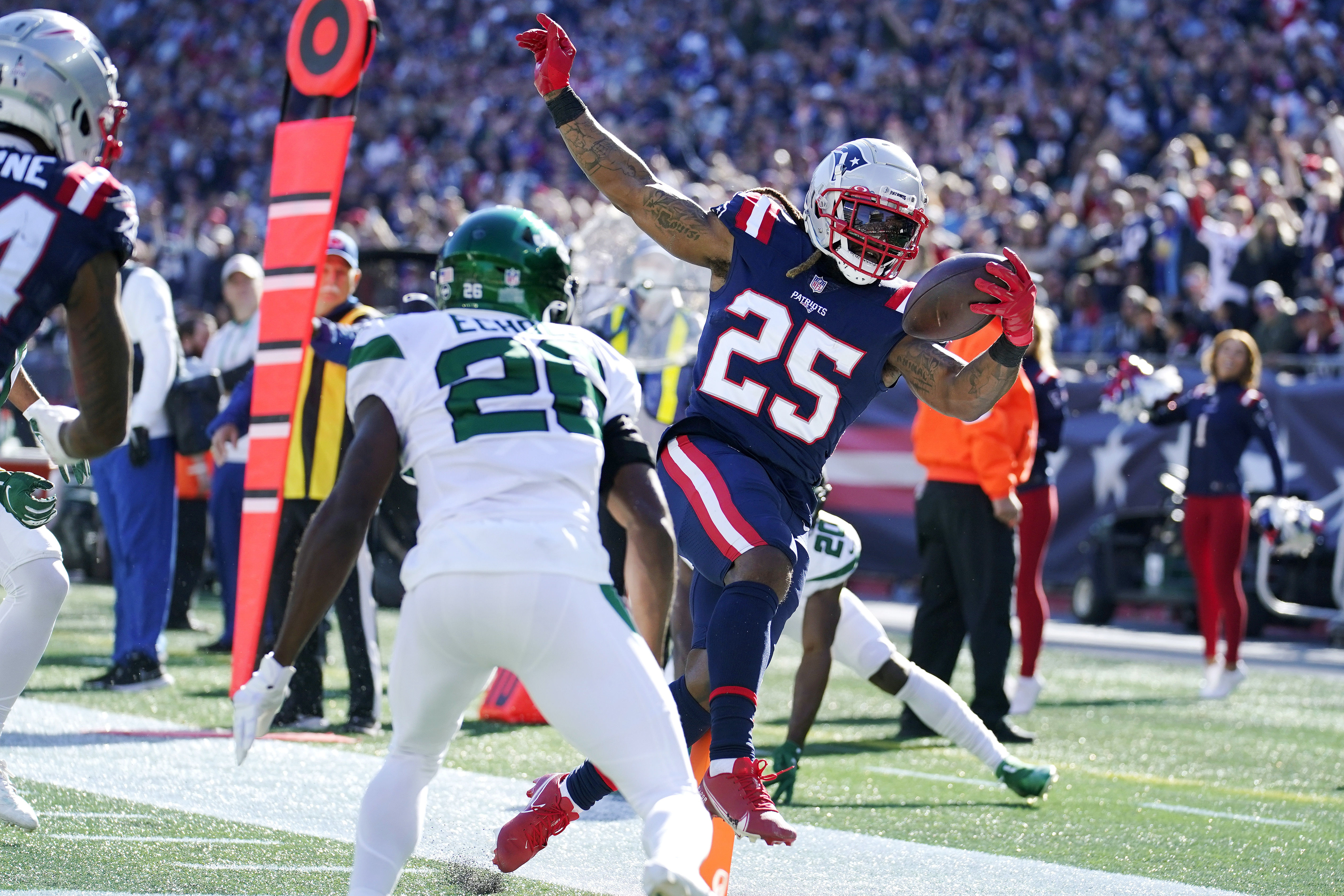 Jones tosses 2 TDs, Patriots roll 54-13 as Jets lose Wilson