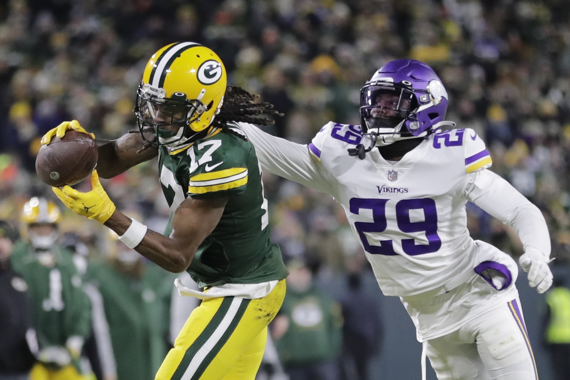 Packers smother Vikings 37-10, capture NFC's top seed