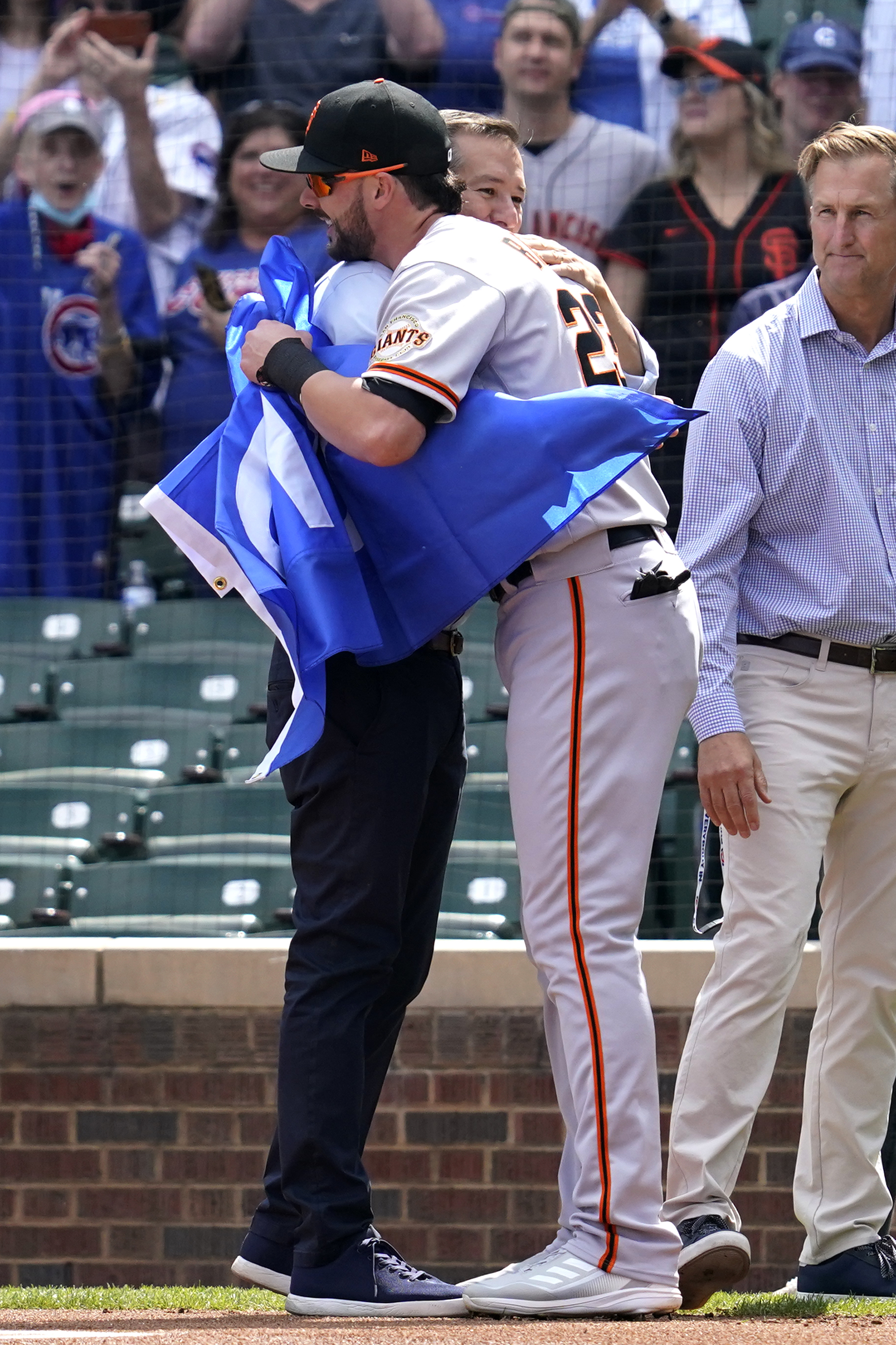 Bryant cheered in Wrigley return, Giants win 5th in row