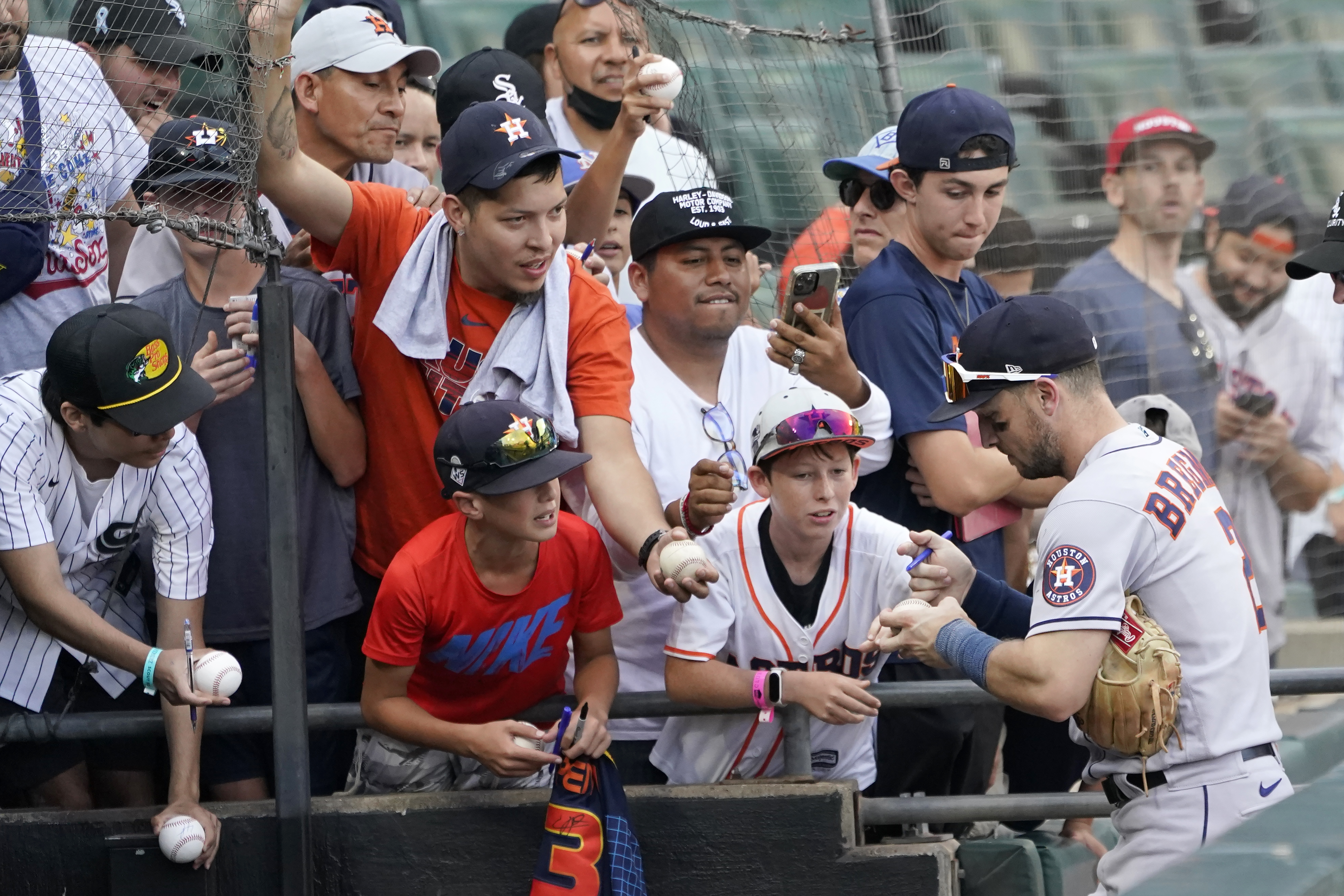 Moncada hits winning single in 8th again, ChiSox beat Astros