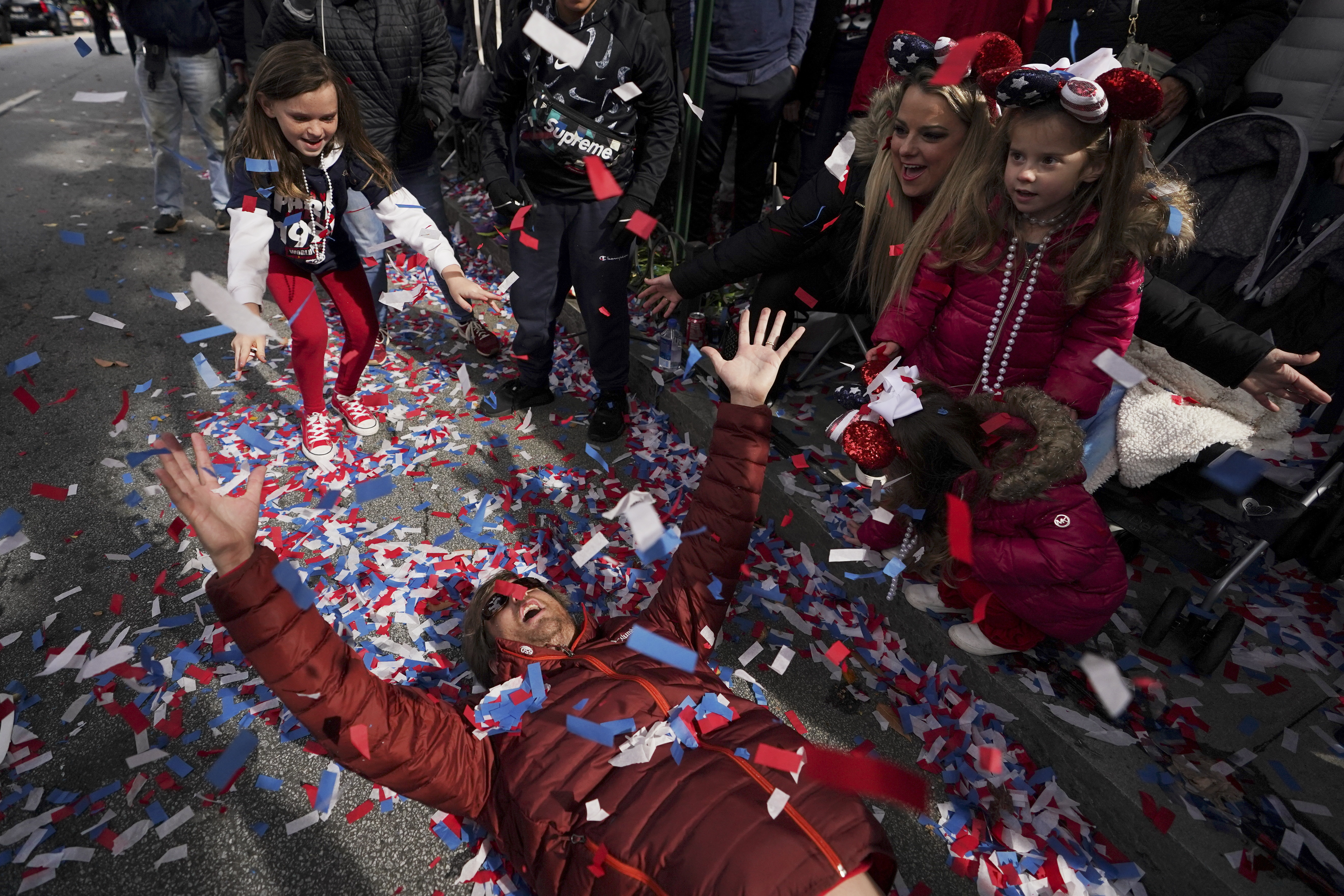 Hundreds of thousands fans celebrate Braves title in parade