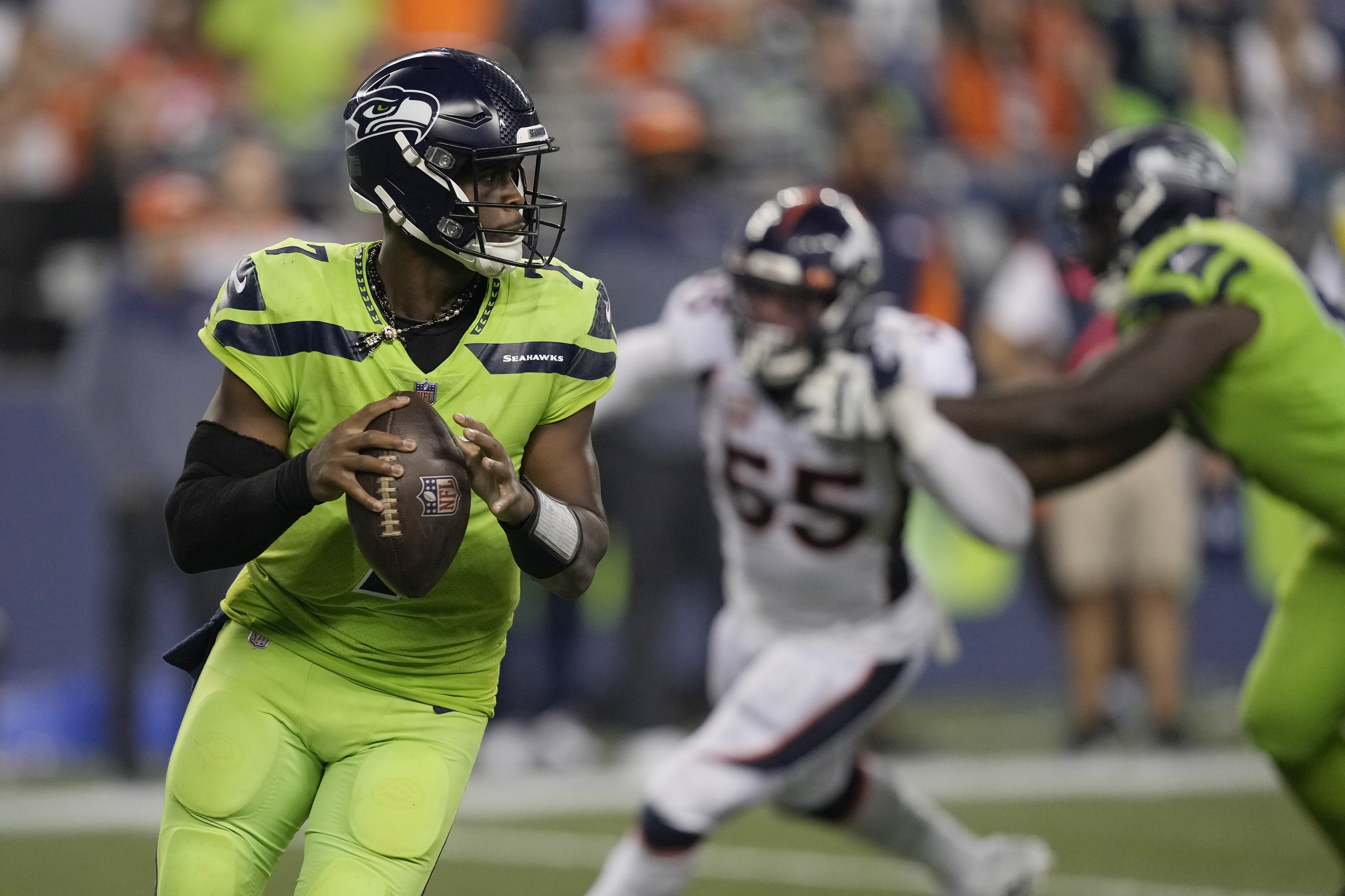 Seahawks survive Russell Wilson's return, top Broncos 17-16