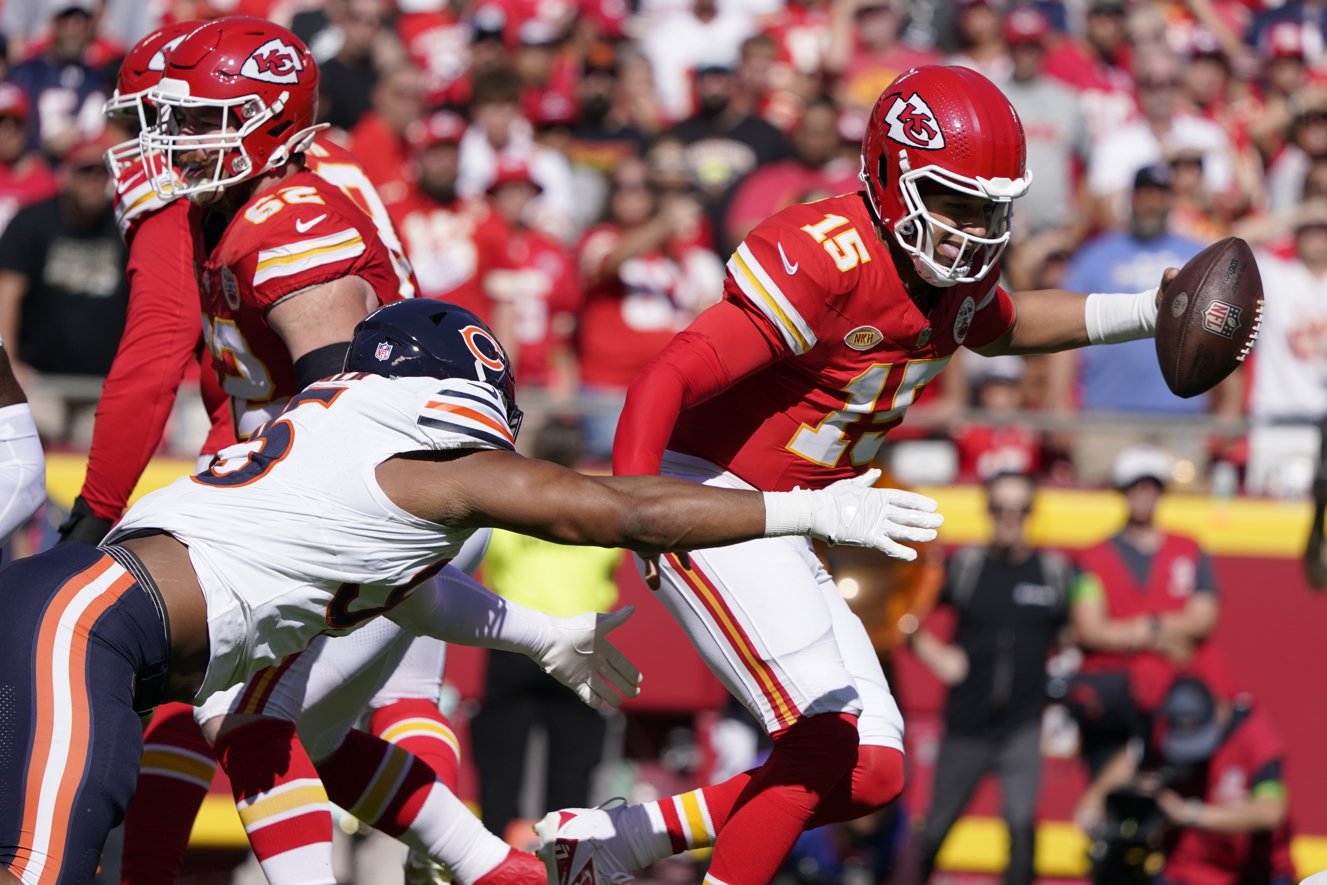 Patrick Mahomes throws 3 TD passes, Taylor Swift celebrates as