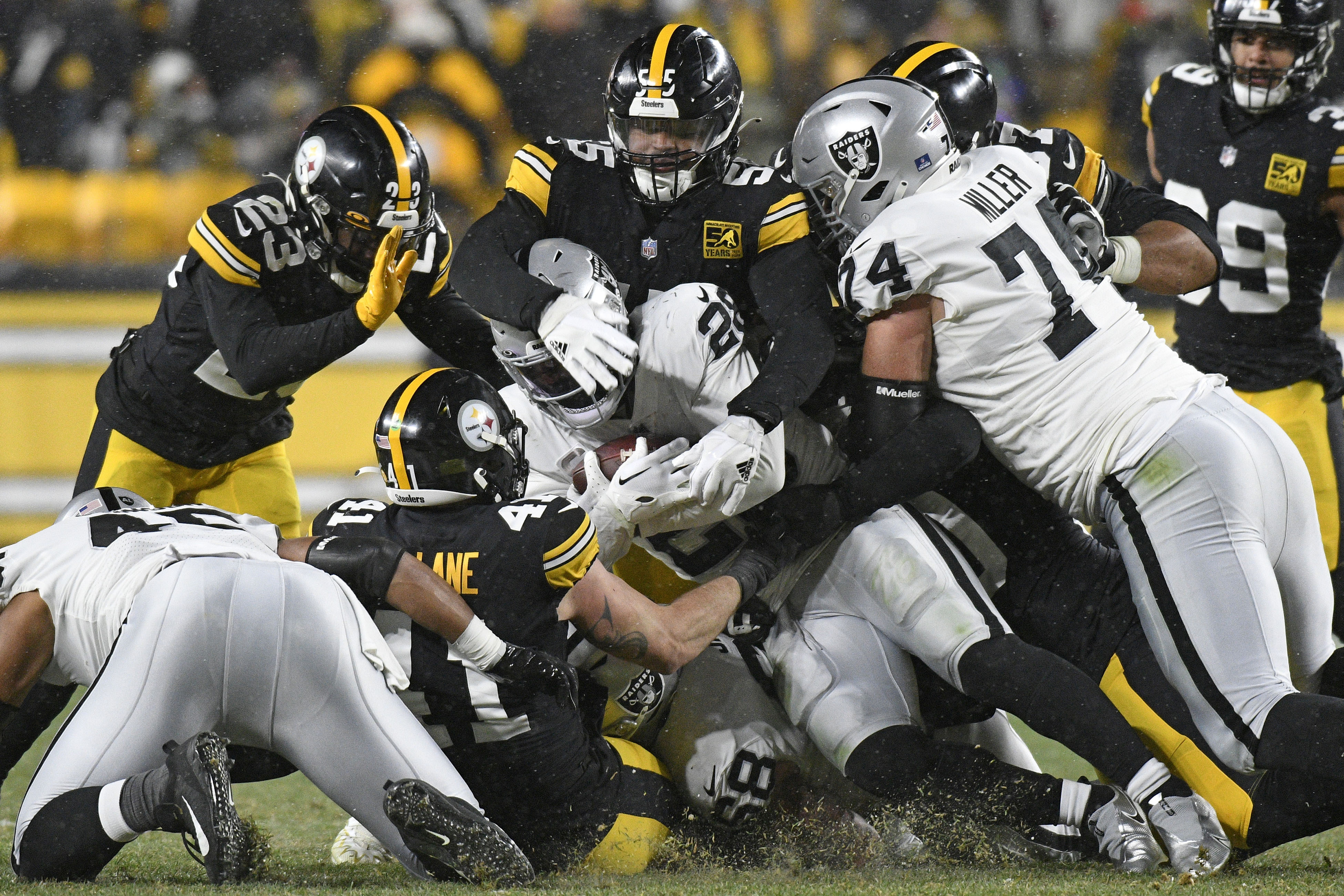 Franco Harris' widow on field in Pittsburgh as his No. 32 retired