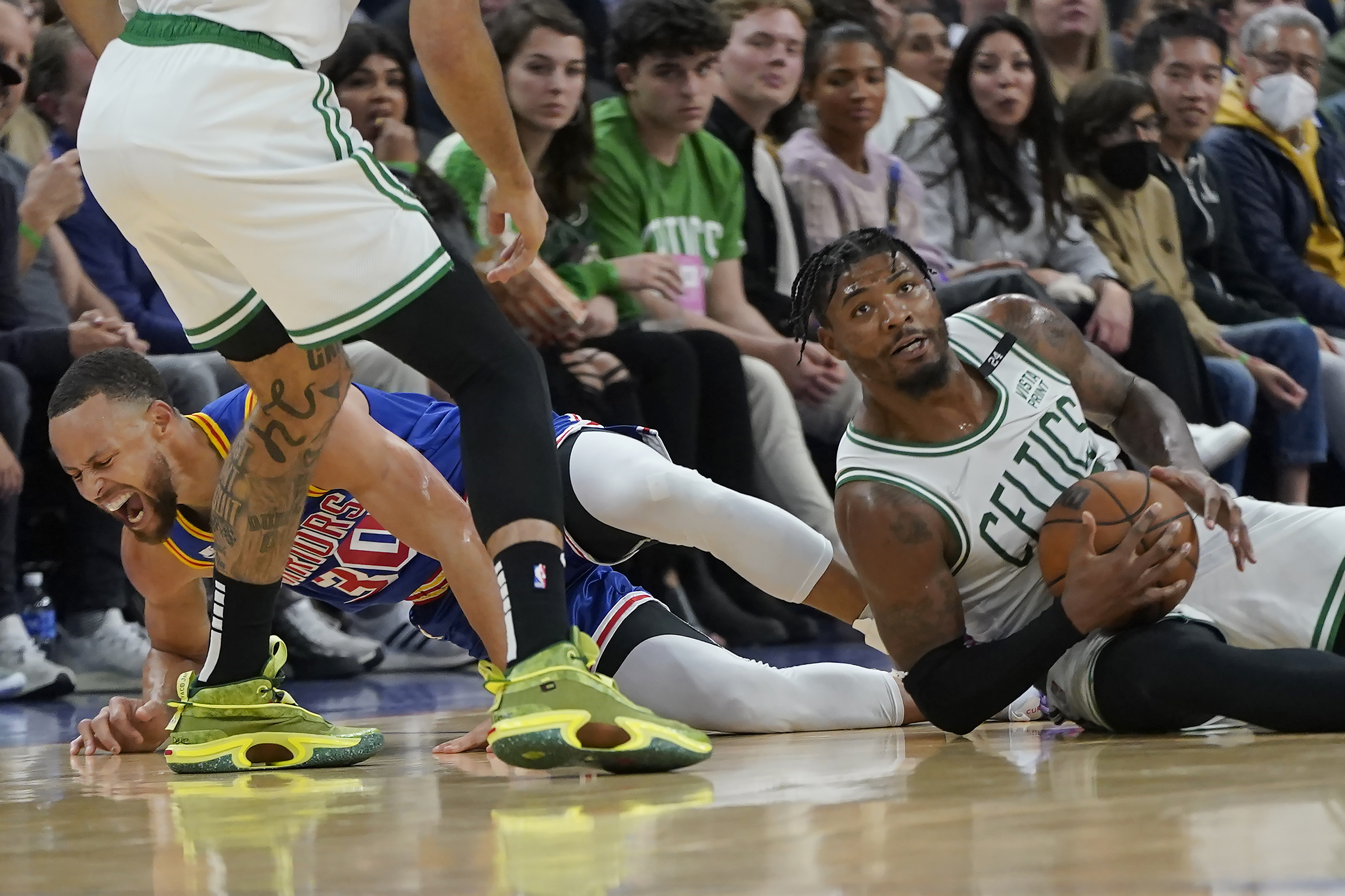 James Wiseman injures right knee in the latest painful dunk