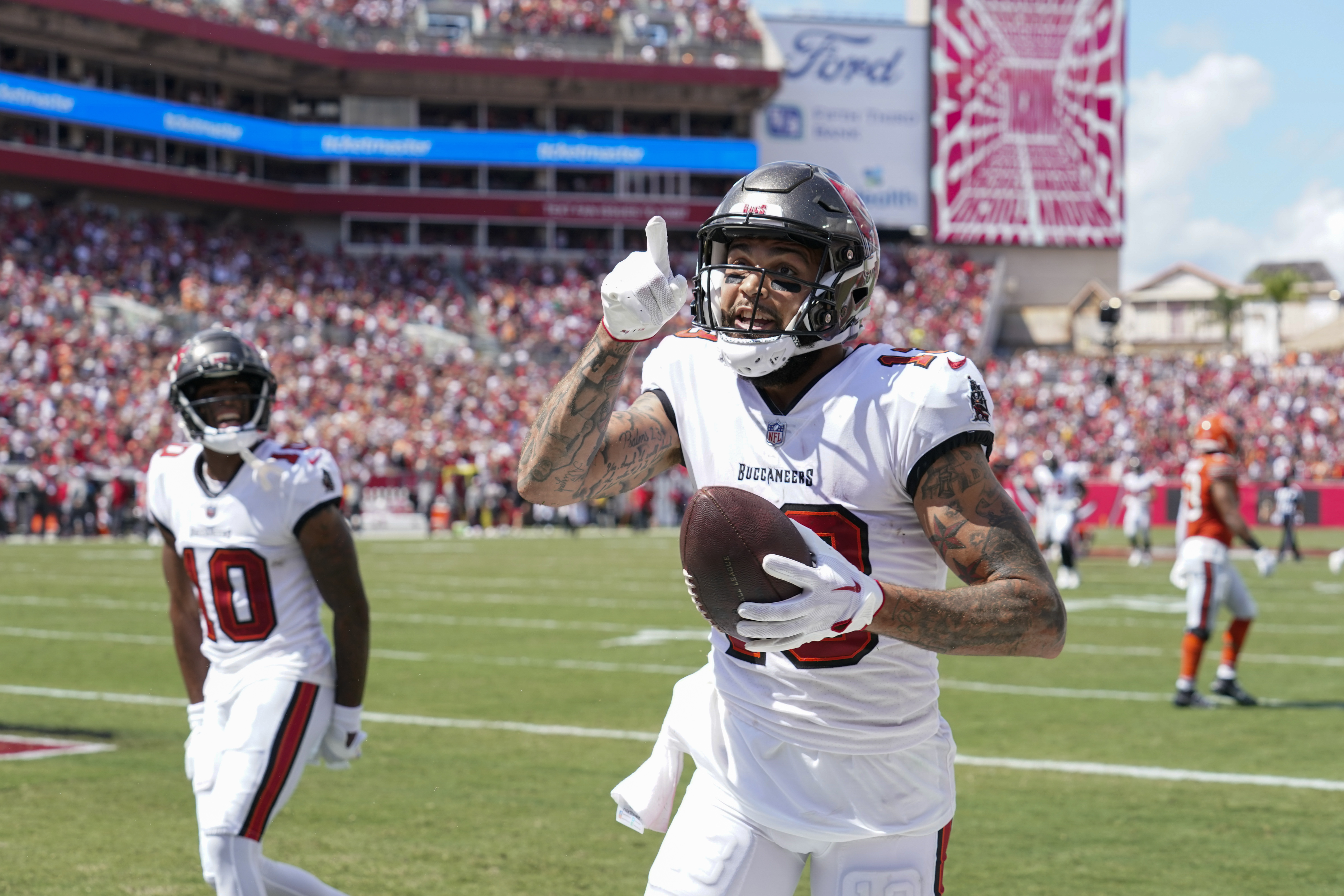 Watch Chris Godwin help unveil new Tampa Bay Buccaneers uniforms