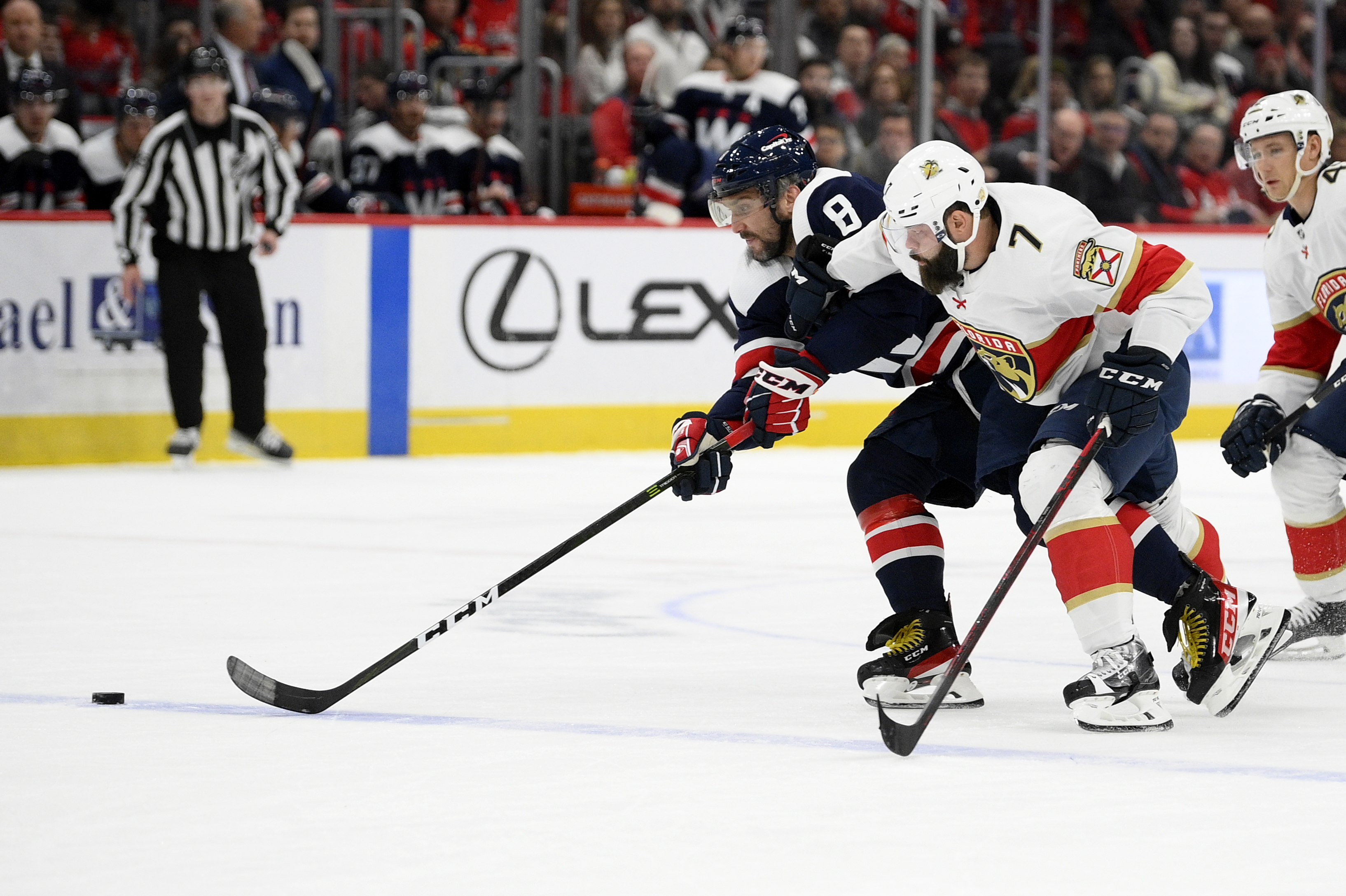 Capitals' Alex Ovechkin grills Sergei Bobrovsky as Washington