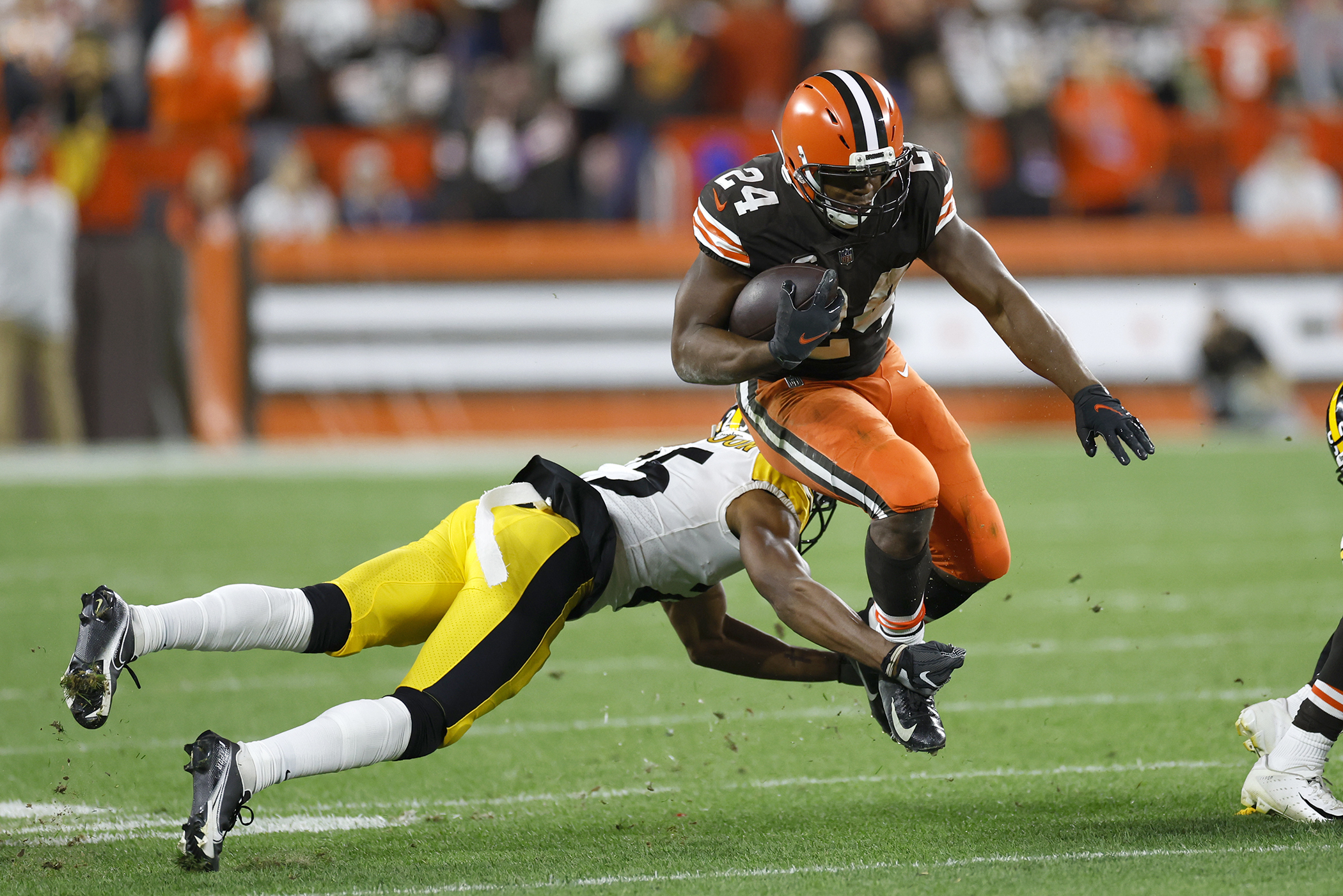 NFL news 2022: Cleveland Browns owner Jimmy Haslam hit with plastic bottle  during loss to New York Jets, video