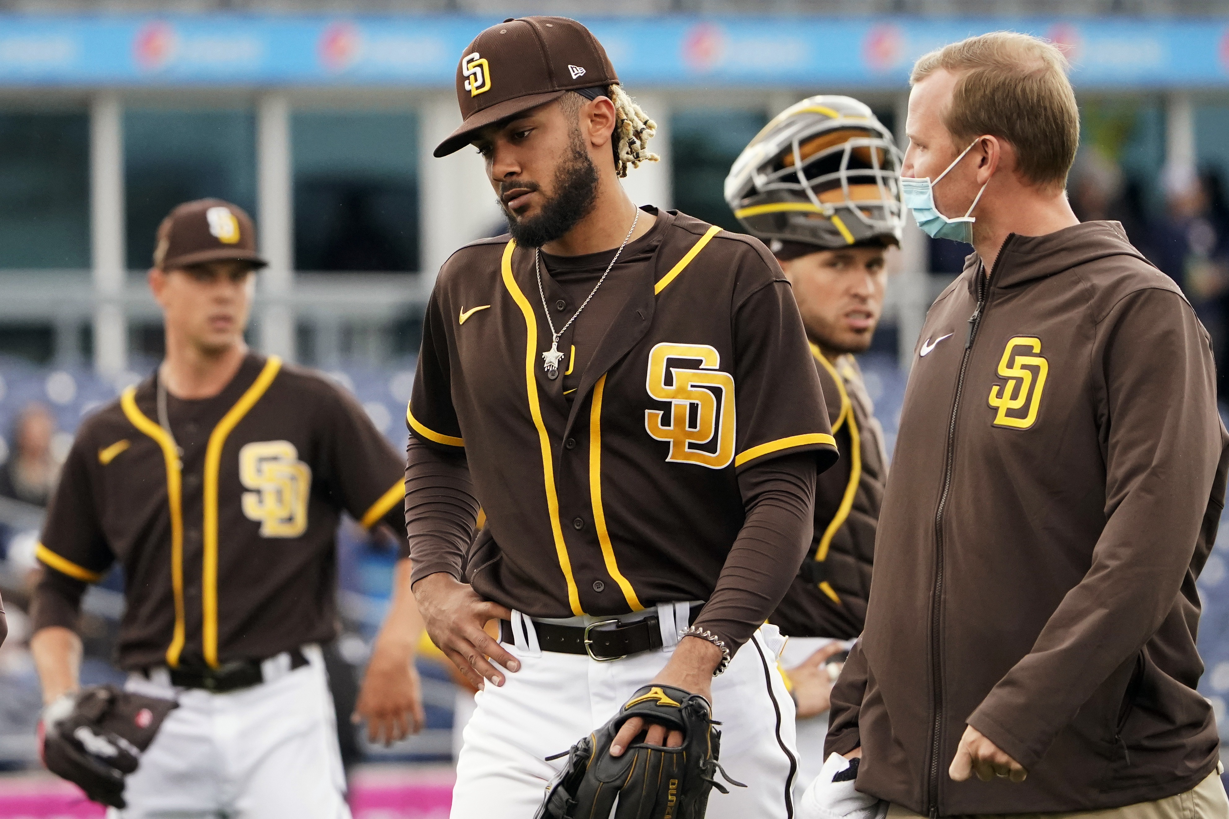 Padres SS Tatis Jr. leaves game with shoulder discomfort – KTSM 9 News