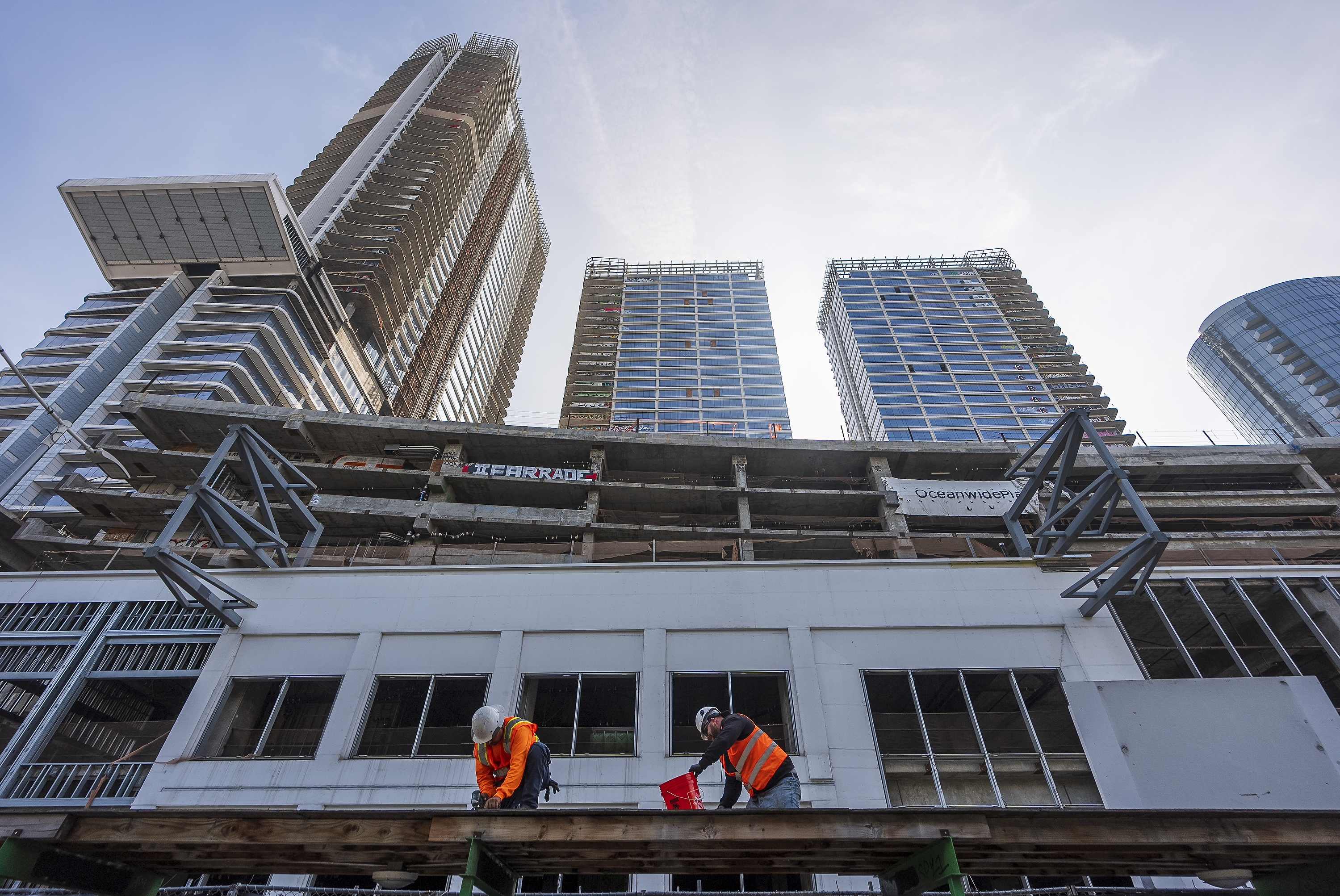 Crews take steps to secure graffiti scarred Los Angeles towers