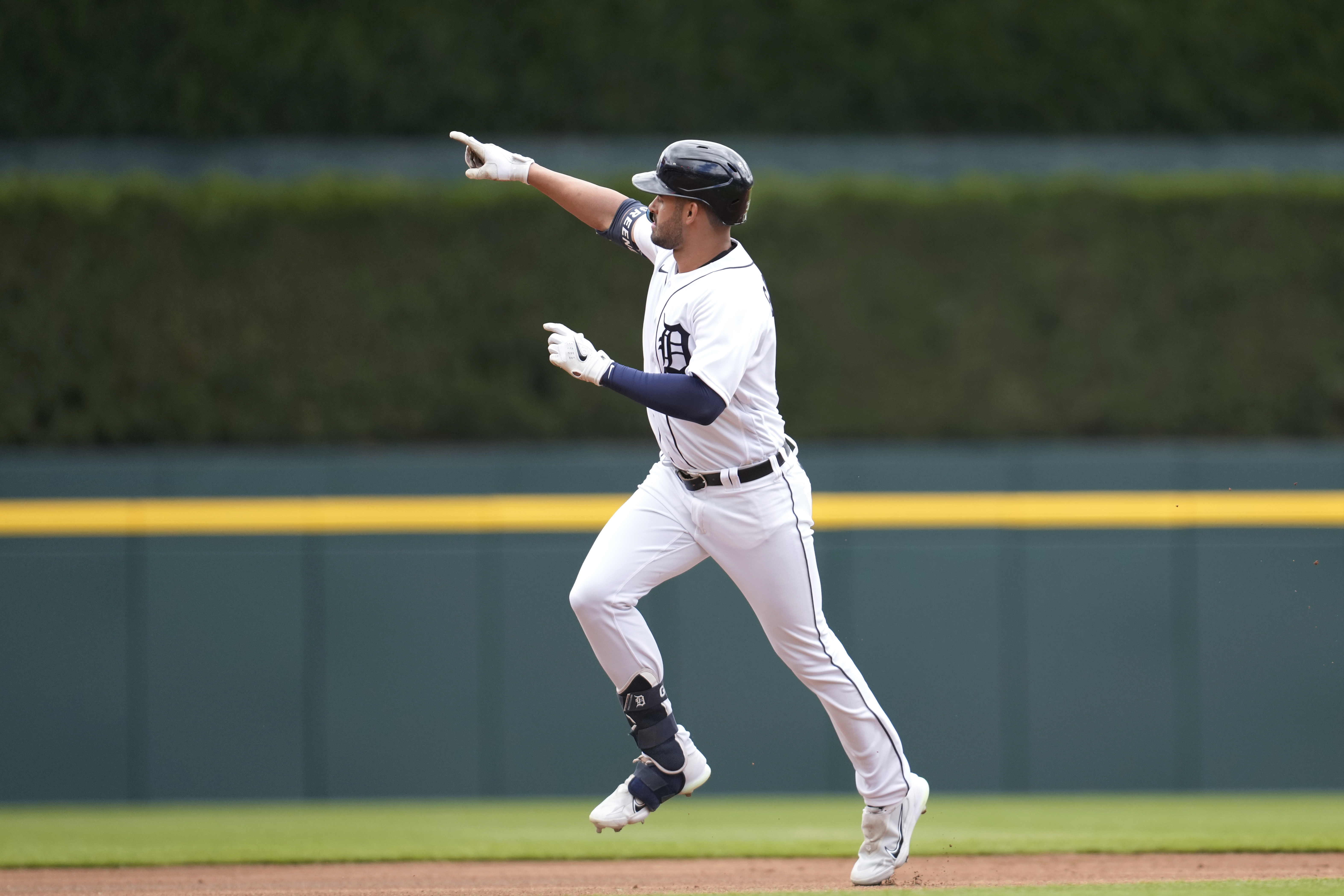 Verlander, power hitters lift Tigers over A's, 9-4