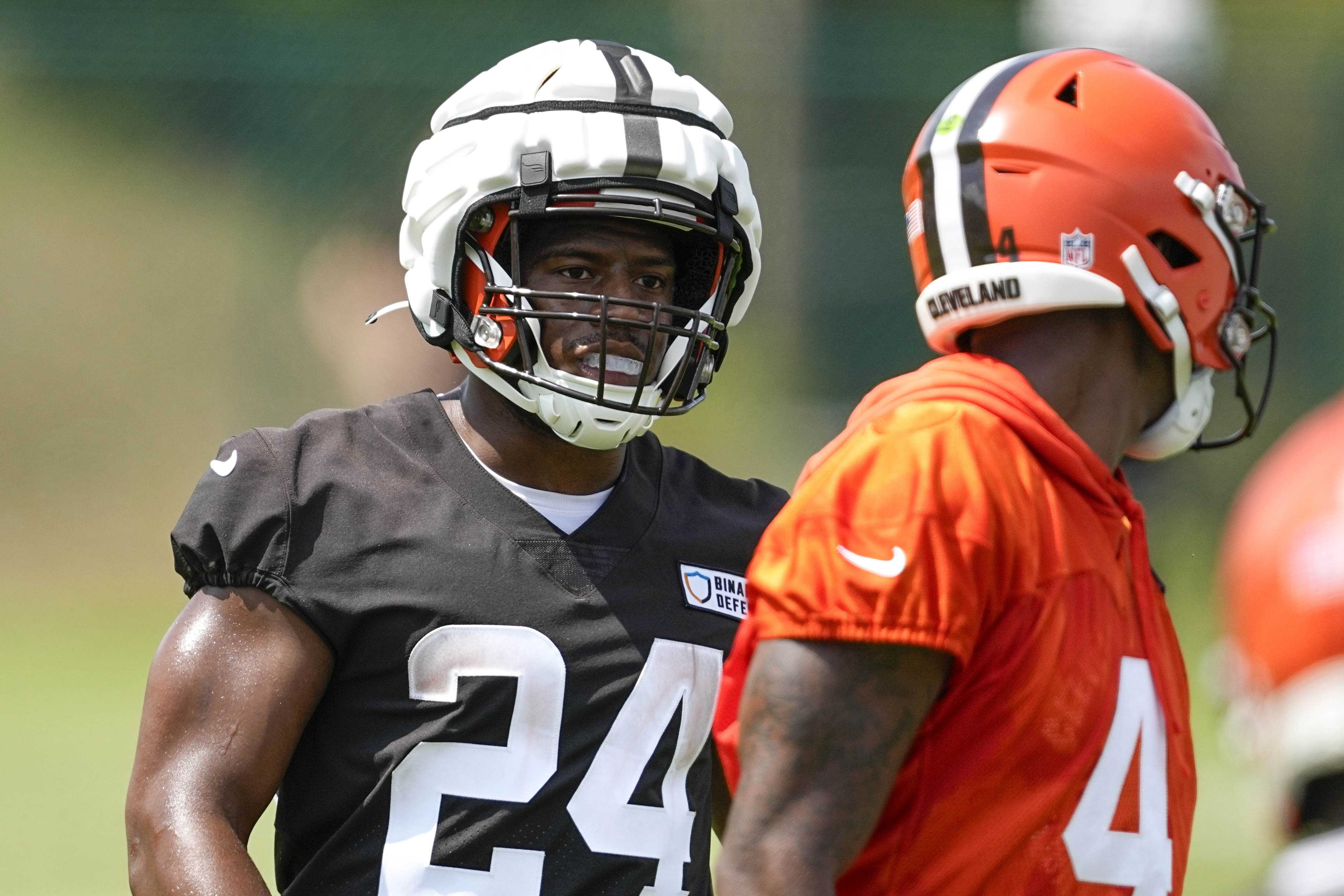 AP source: Browns re-signing LB Takitaki to 1-year contract