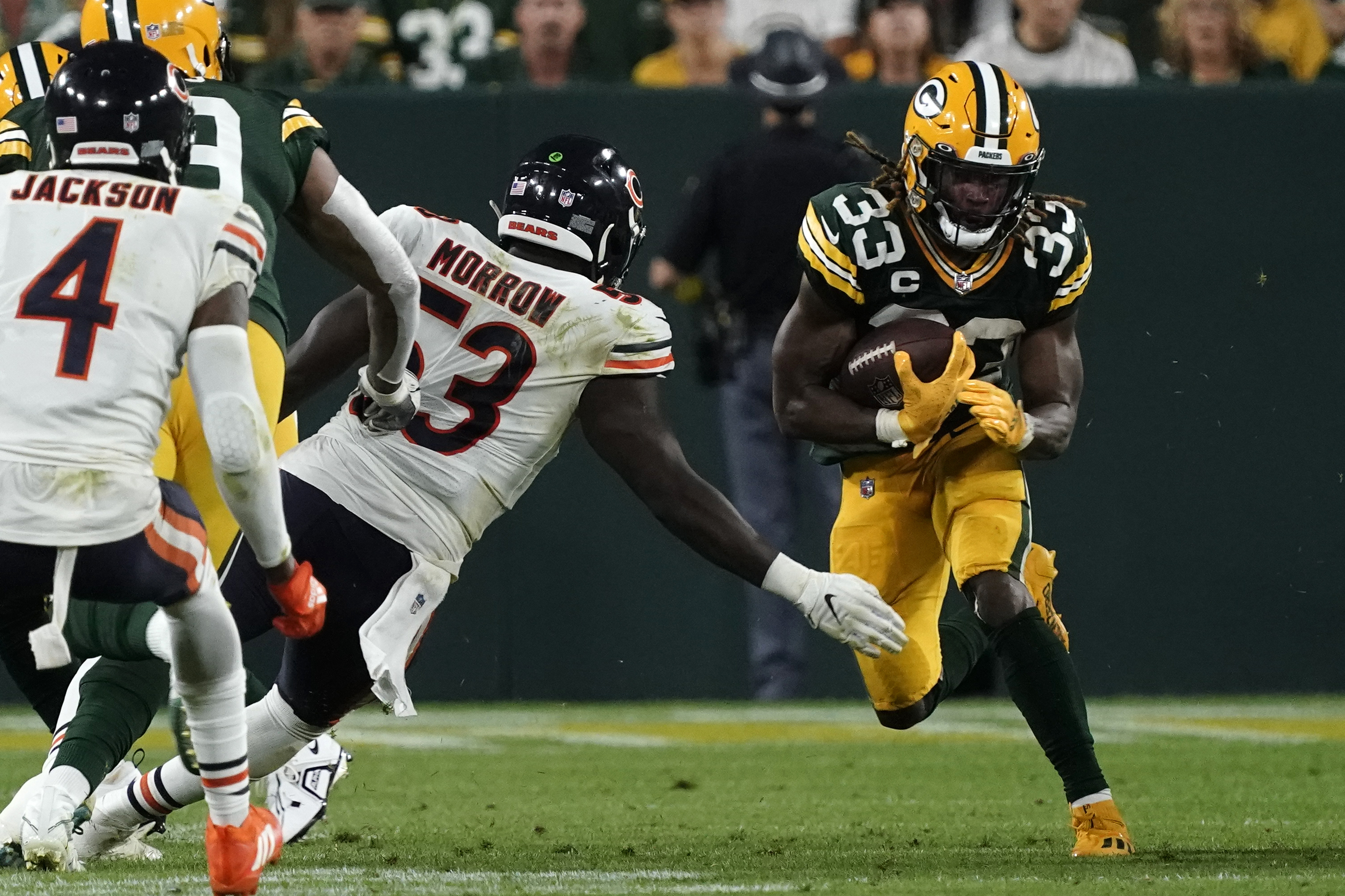 Rodgers, Packers lean on Jones, take care of Bears 27-10