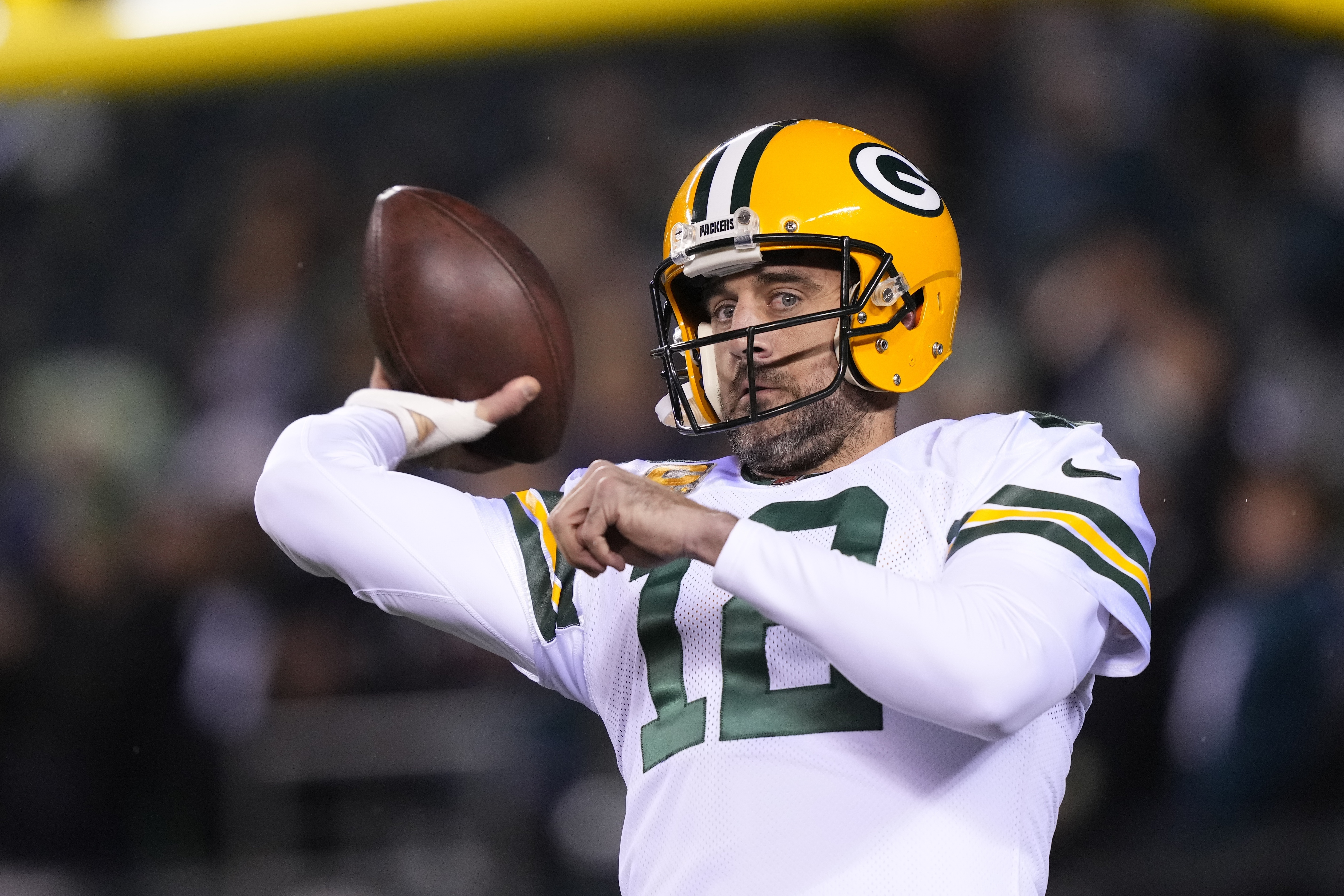 Hurts, Eagles run past Packers 40-33; Rodgers hurt