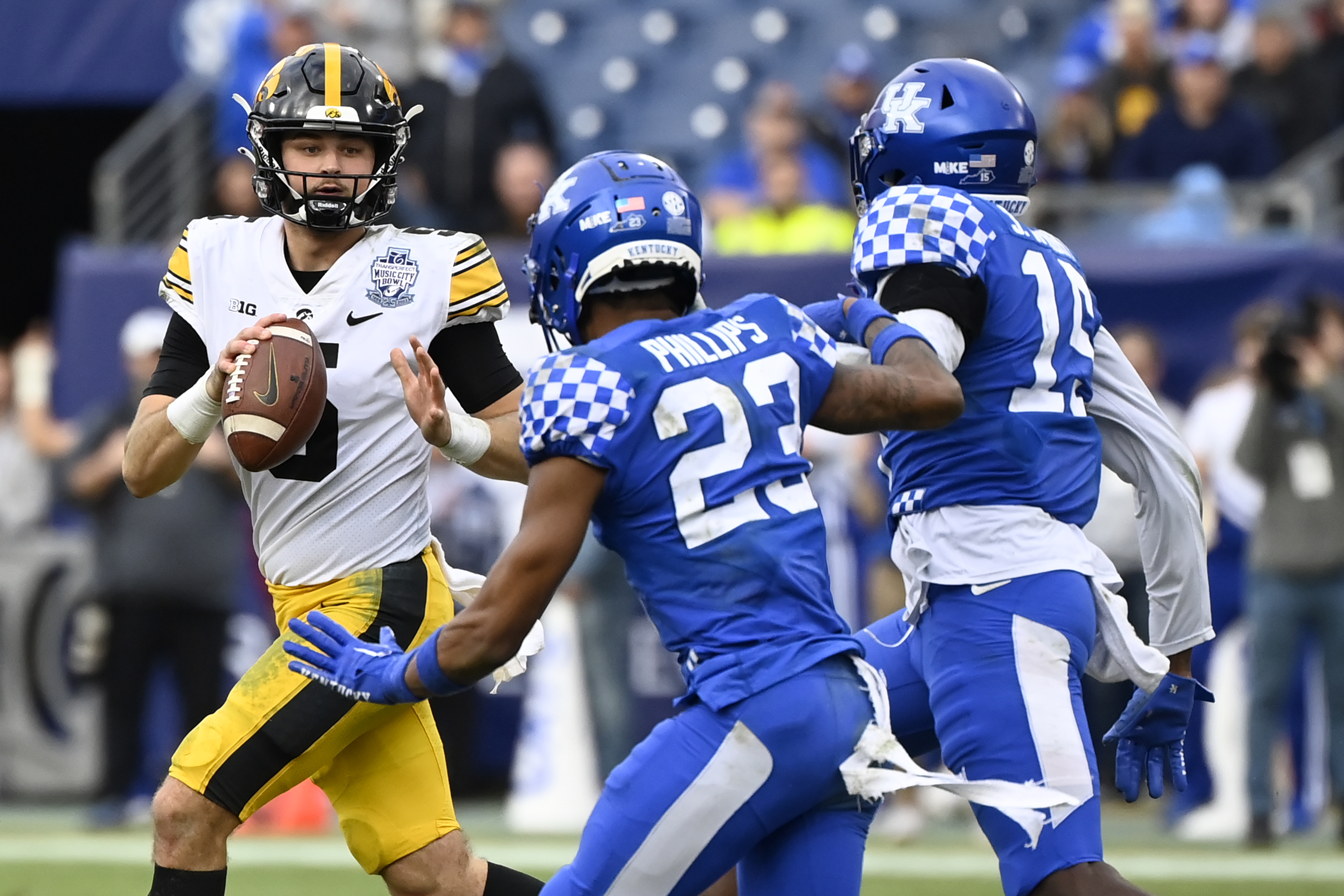 Kentucky football score vs Iowa Hawkeyes: Live Music City Bowl updates