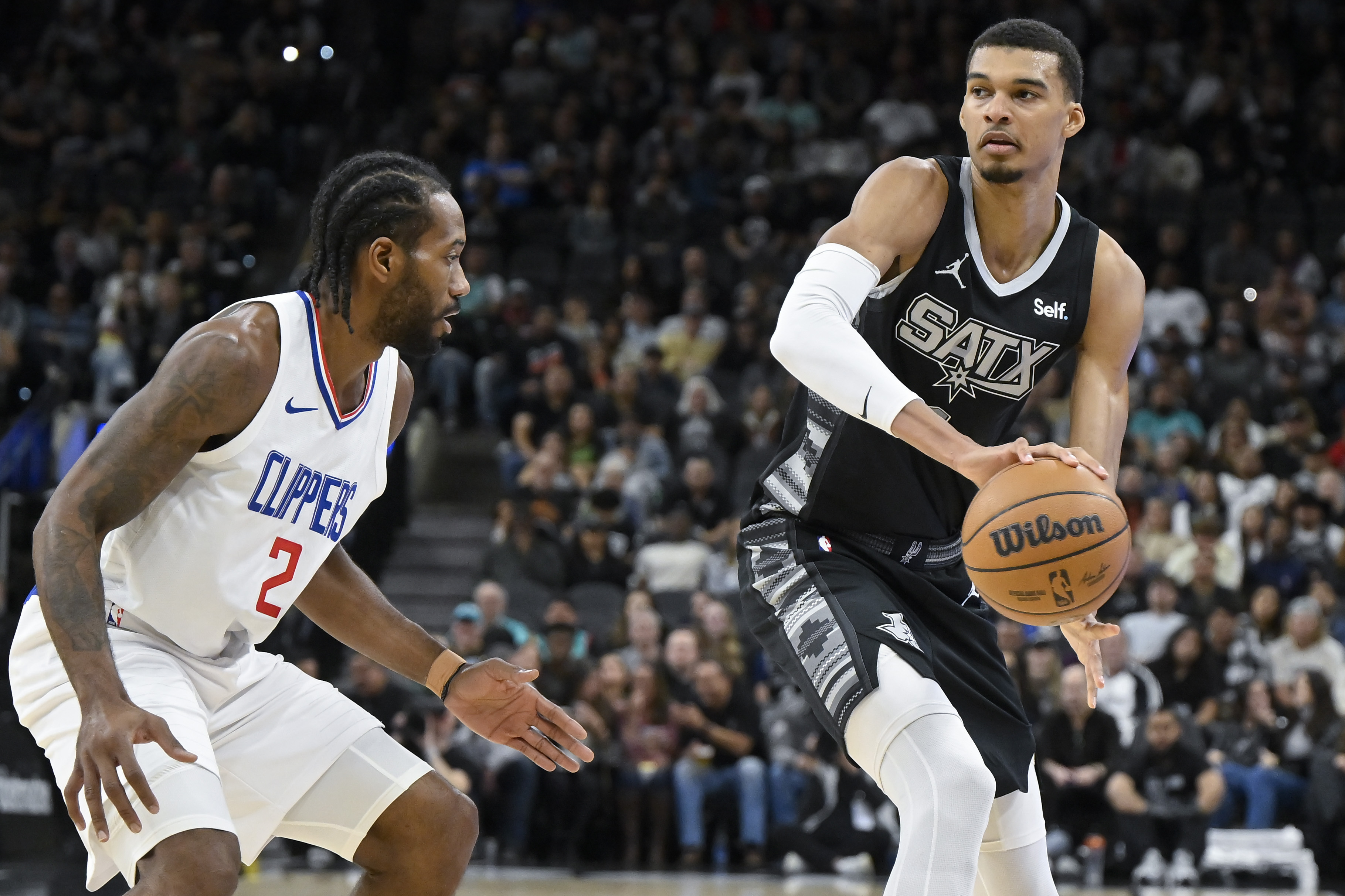 Kawhi Leonard leads Clippers past Spurs amid boos that prompt
