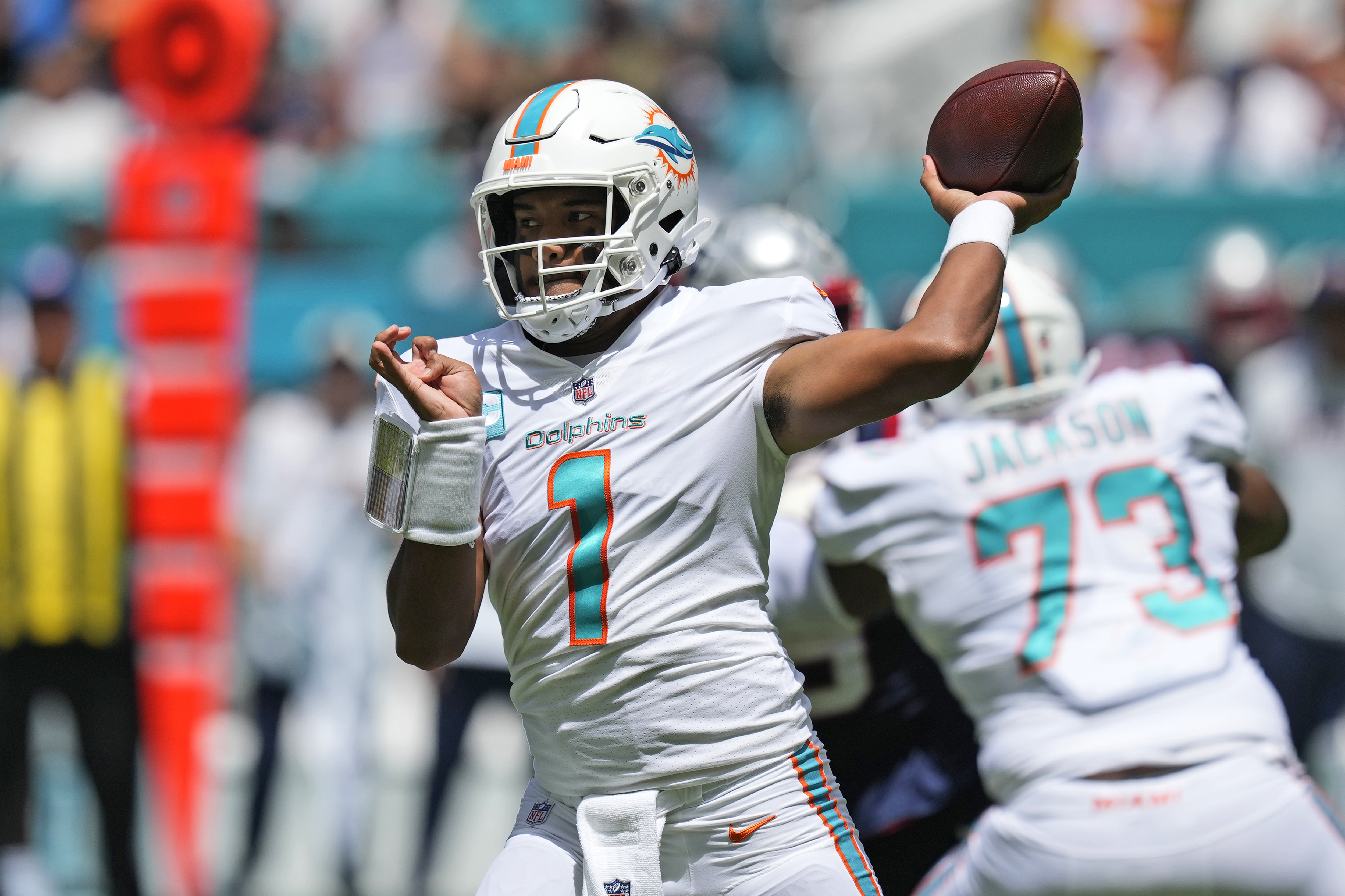 Mike McDaniel era starts with win as Dolphins defeat Patriots 20-7