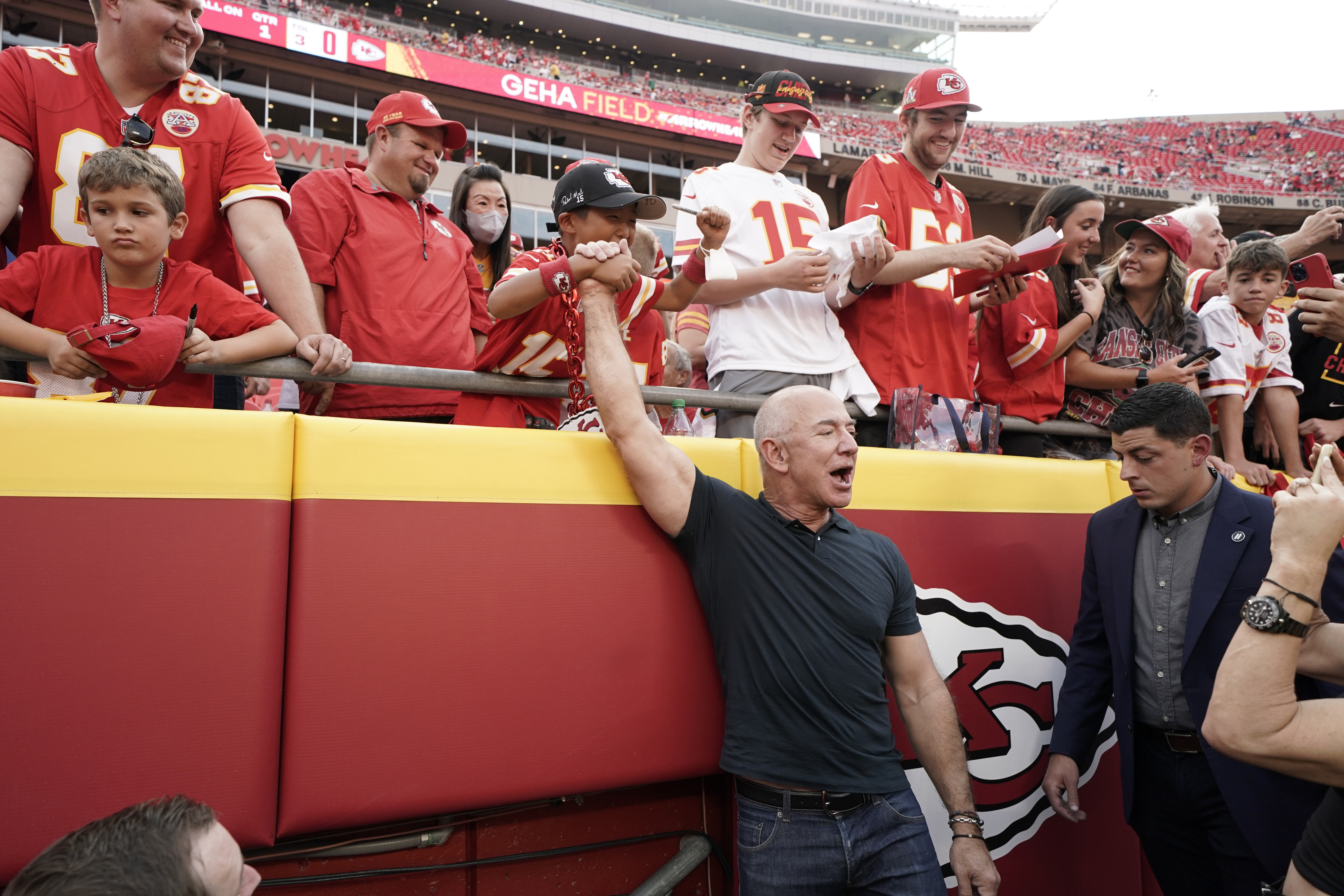 Chiefs rally past Chargers in AFC West showdown on TNF